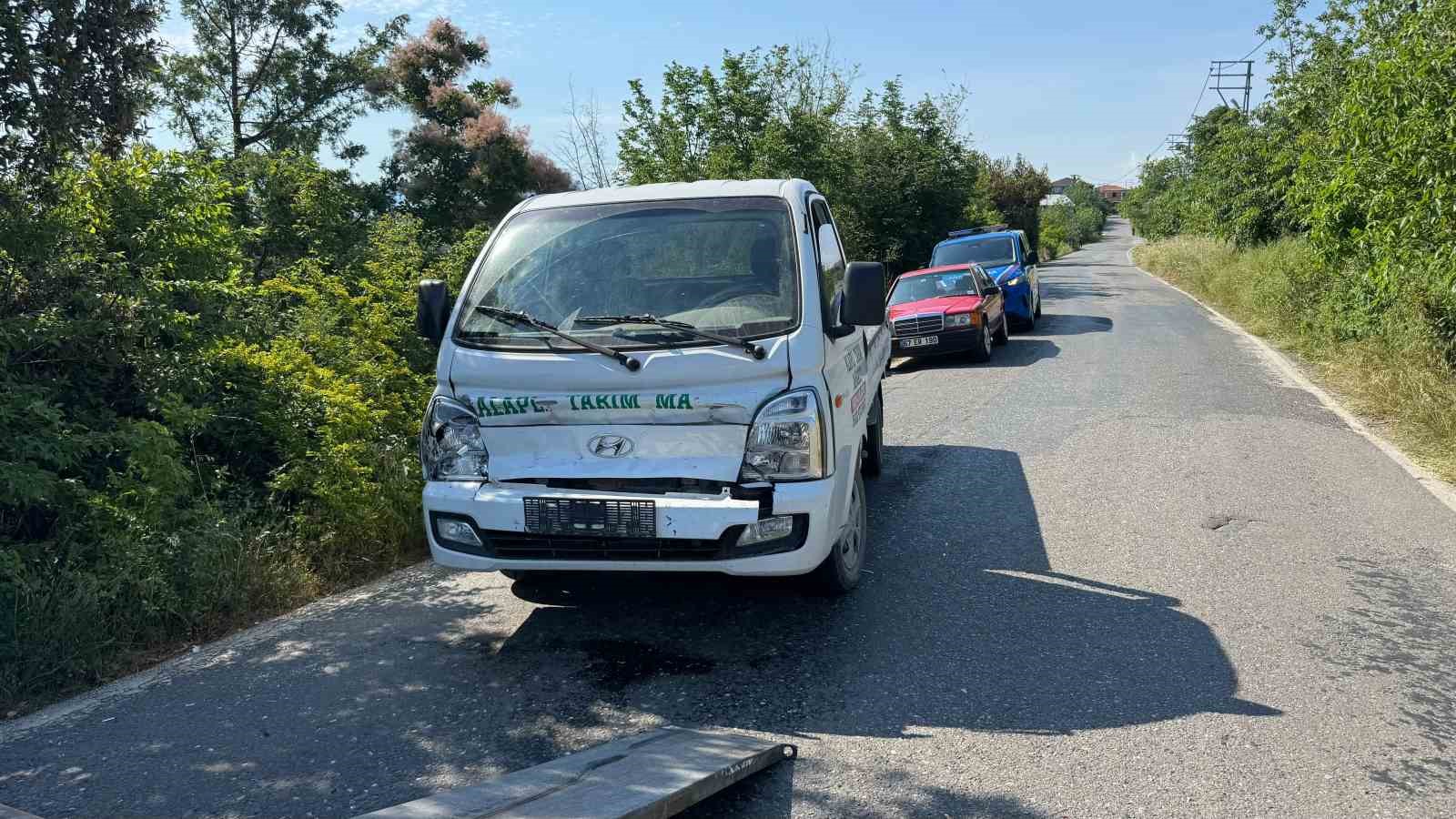 Freni boşalan kamyonet tarım aracına &ccedil;arptı: 1 yaralı