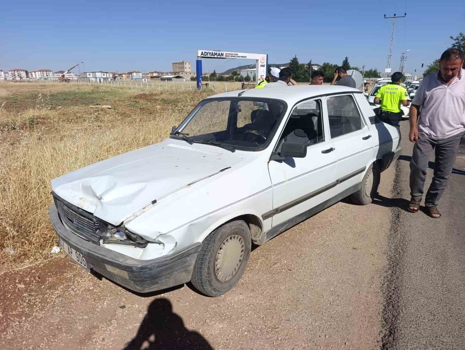 Adıyaman&rsquo;da otomobil ile ara&ccedil; &ccedil;arpıştı: 1 yaralı