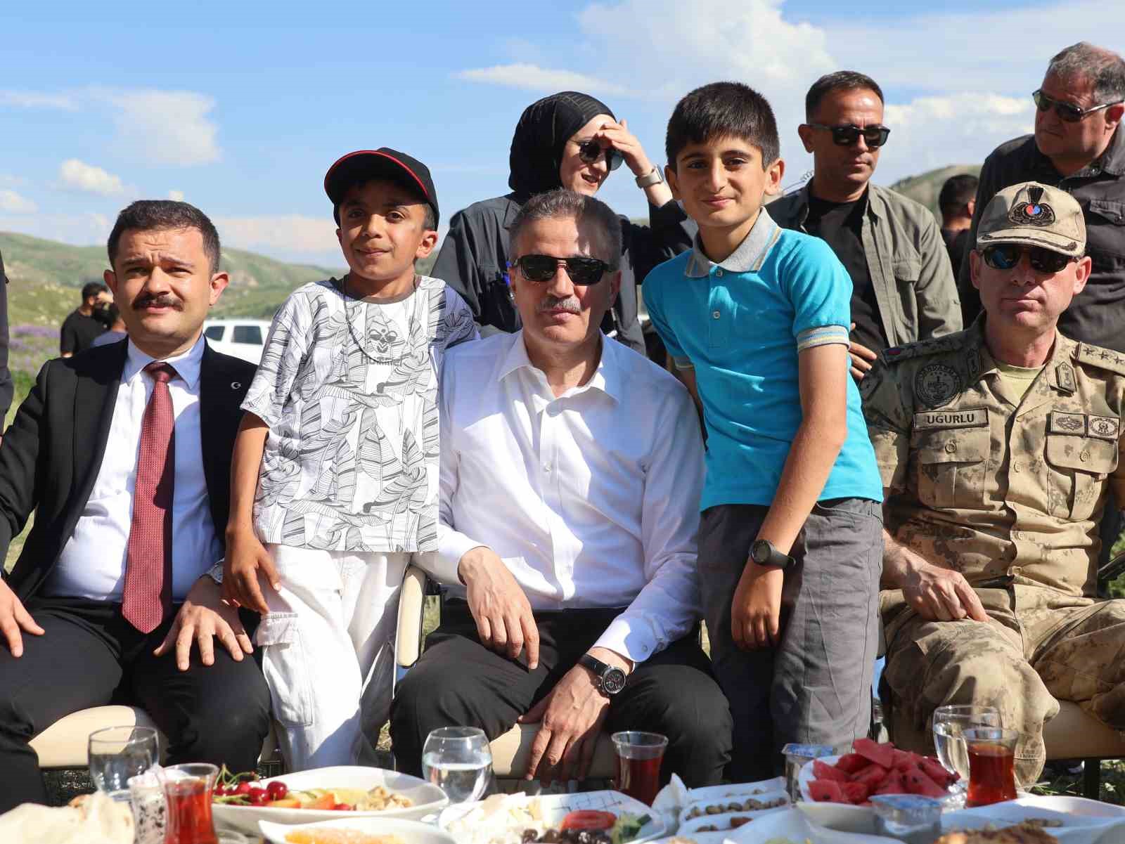 Erzurum&rsquo;da &rsquo;Ter&ouml;rs&uuml;z T&uuml;rkiye&rsquo; vizyou: Karayazı Kırk Pencereler &lsquo;de gen&ccedil;ler y&uuml;r&uuml;d&uuml;, &ccedil;elik kanatlar nefes kesti