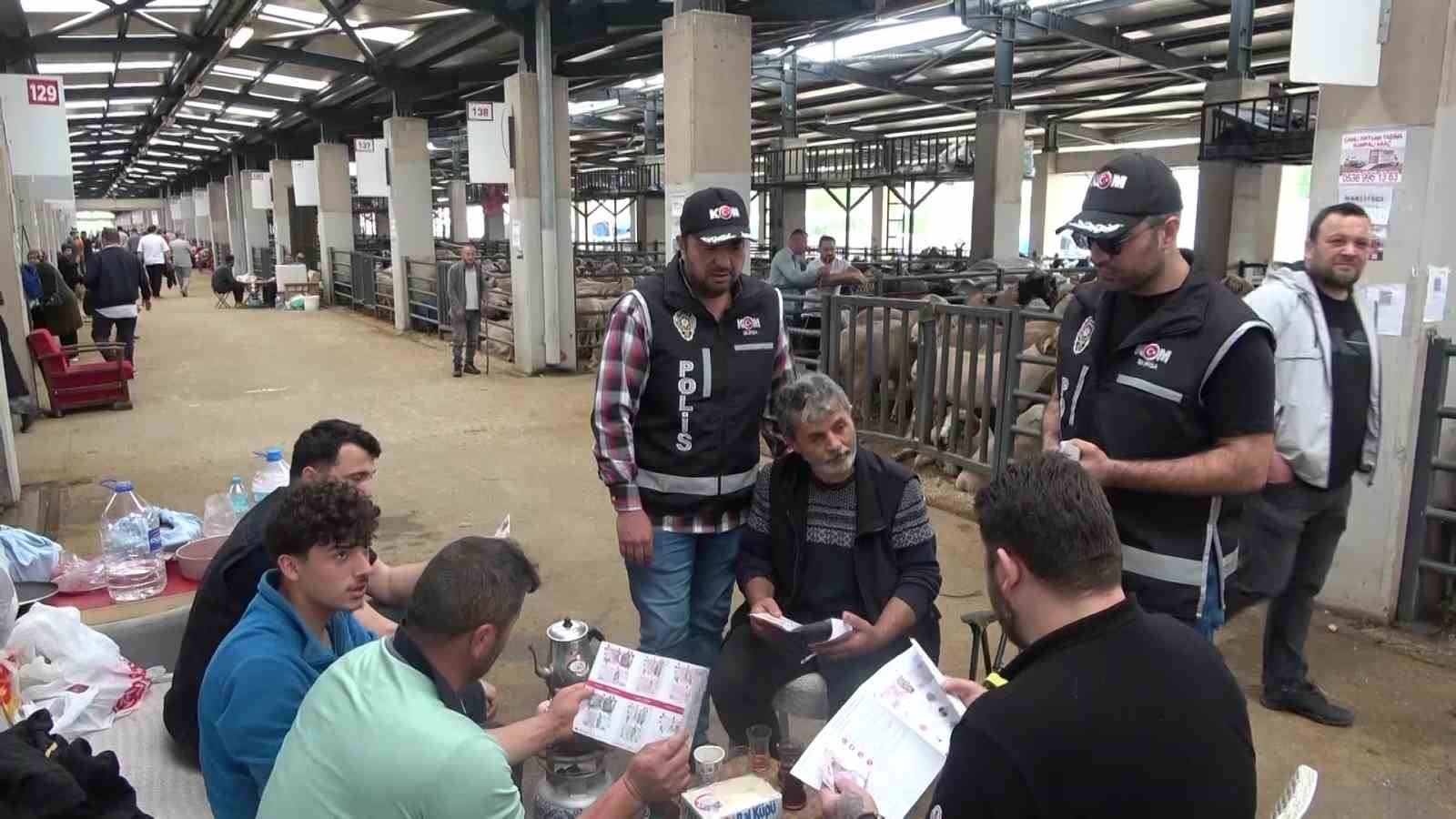 Kurban pazarında güldüren anlar :Mali Polis çetin pazarlığa dahil oldu