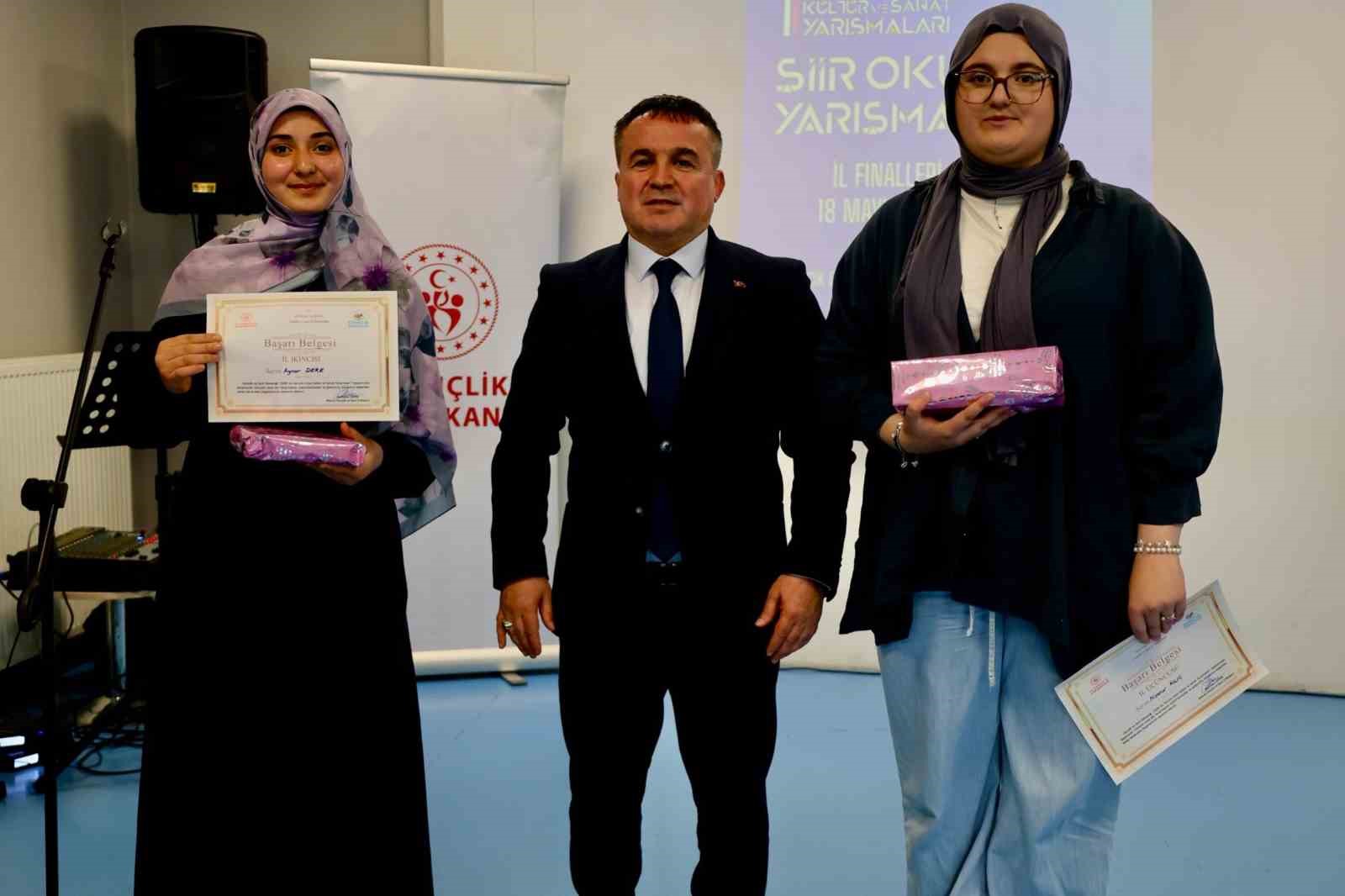 Şiir Okuma Yarışması&rsquo;nda dereceye giren gen&ccedil;lere &ouml;d&uuml;l