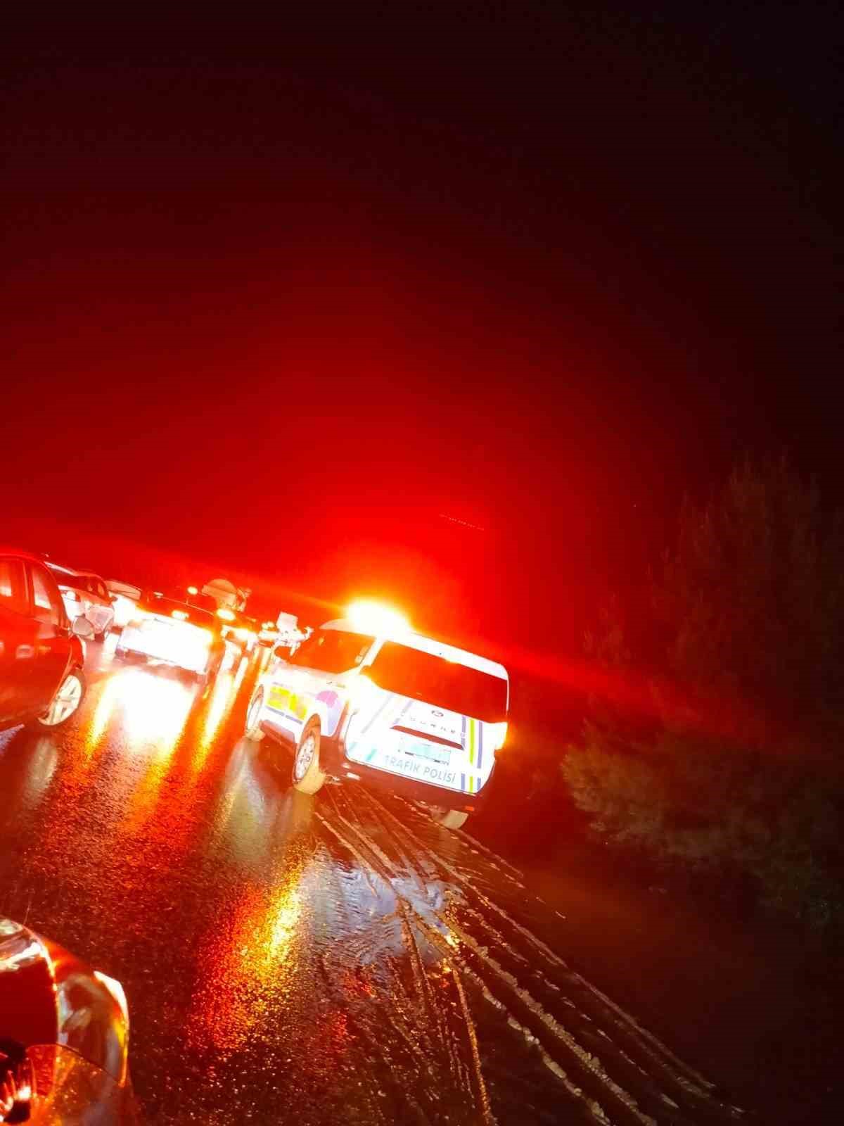 Dere taşması yolu tek şeride d&uuml;ş&uuml;rd&uuml;