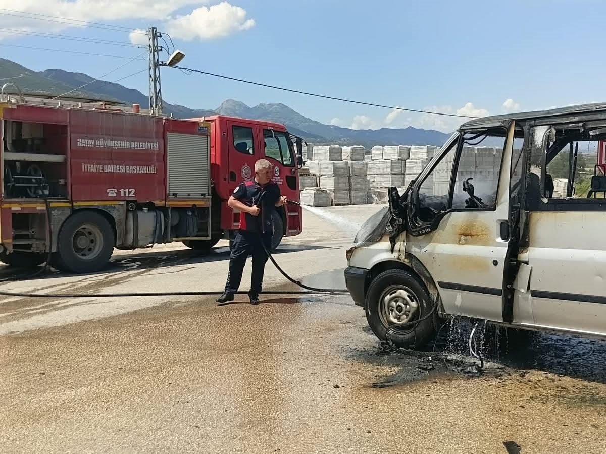 Hassa&rsquo;da yanan minib&uuml;s kullanılmaz hale geldi