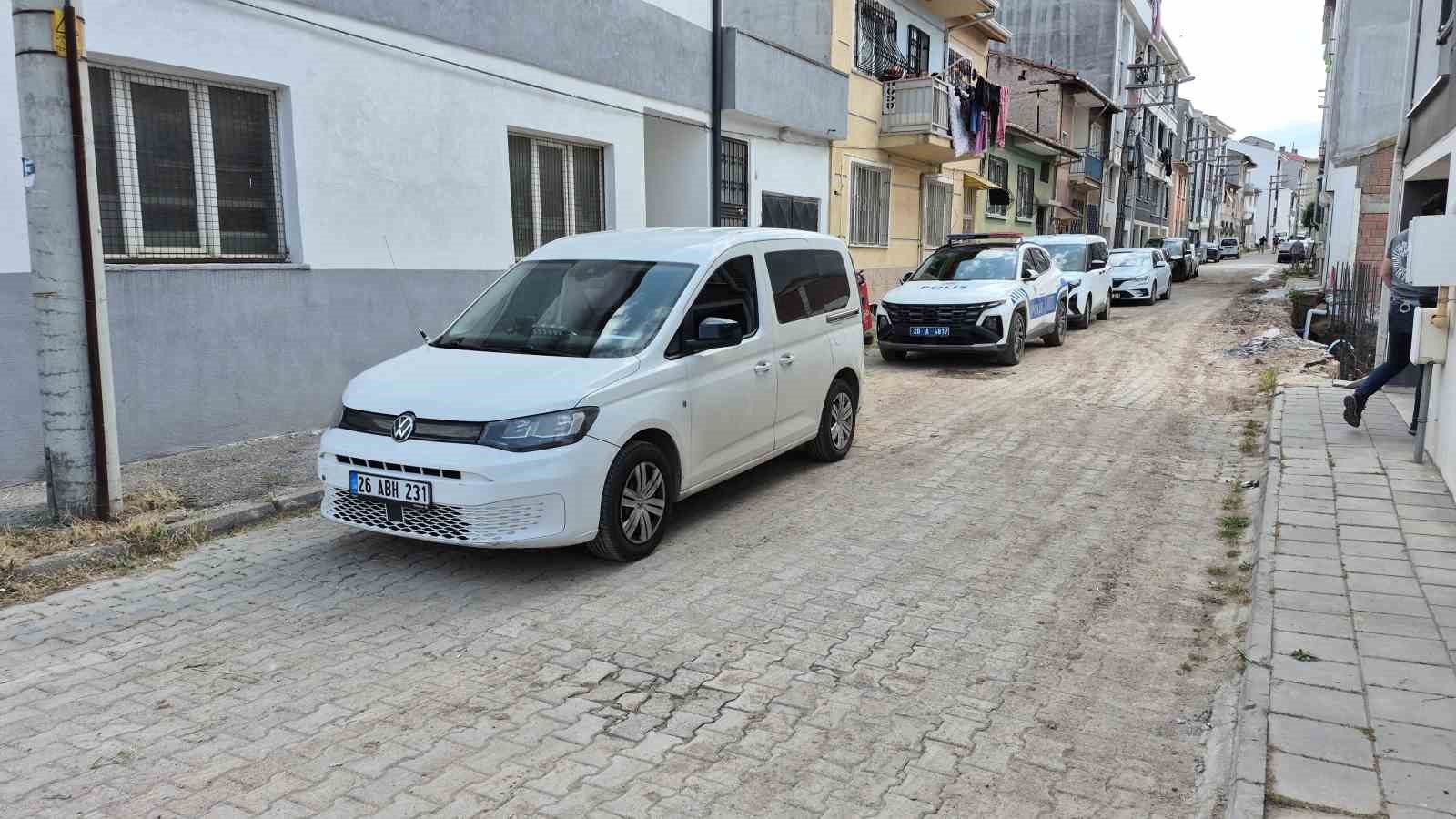 Eskişehir&rsquo;de 17 yaşındaki &ccedil;ocuk, bir kişiyi pompalı t&uuml;fekle vurdu