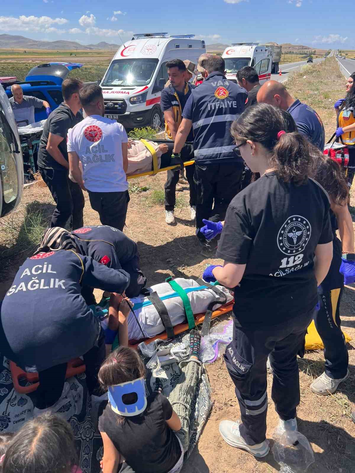 Van&rsquo;da ara&ccedil;lar &ccedil;arpıştı: 8 yaralı