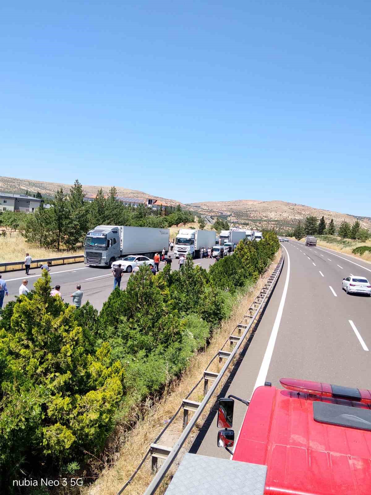 Gaziantep&rsquo;te muz y&uuml;kl&uuml; tır devrildi: S&uuml;r&uuml;c&uuml; yaralandı