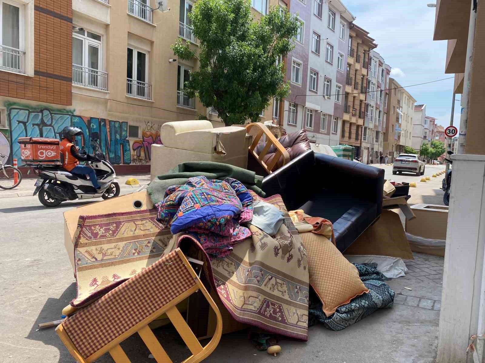 &Ccedil;&ouml;p kenarına bırakılan hurda eşyalar ulaşımı aksatıyor