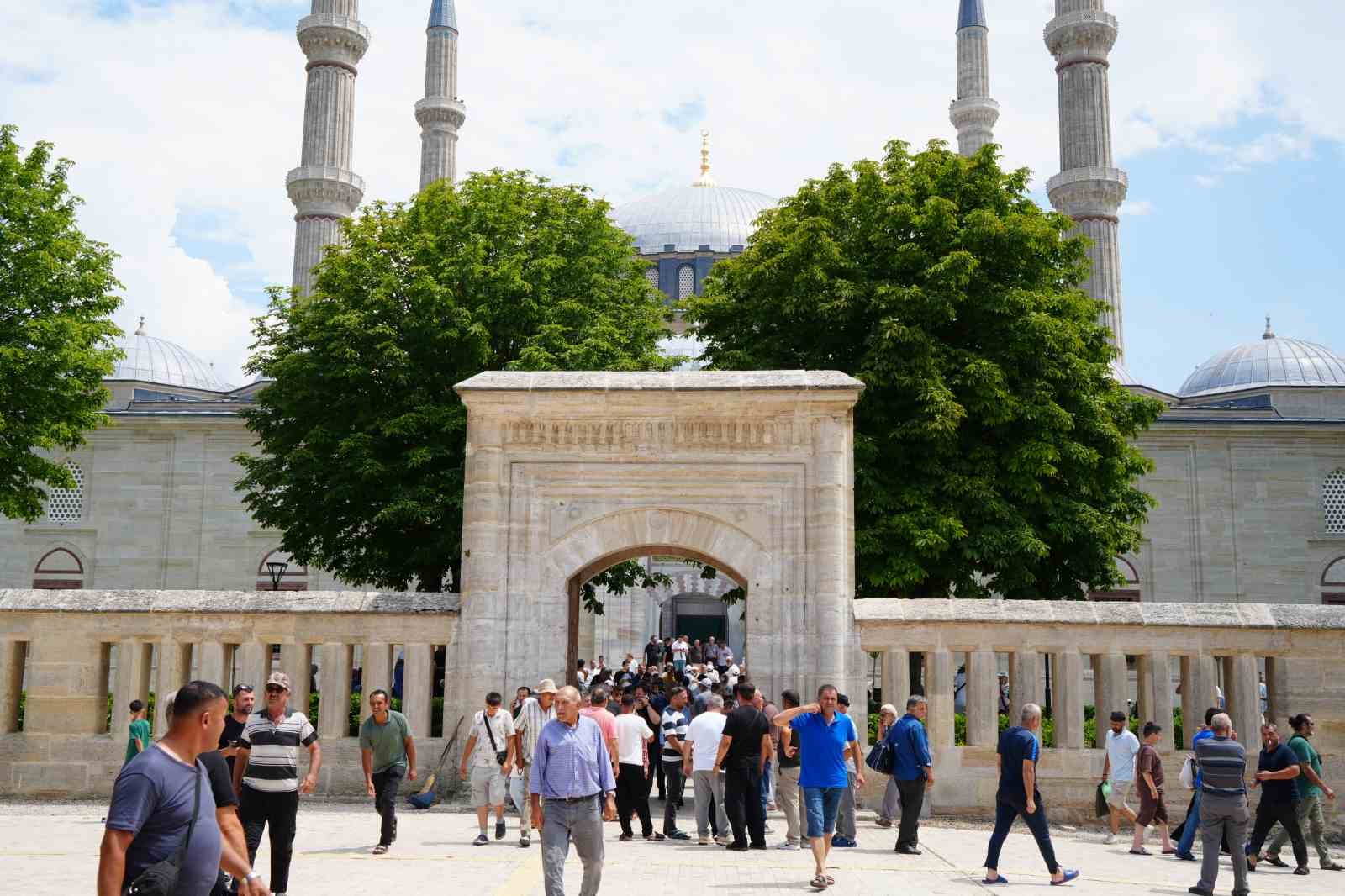 Kırkpınar pehlivanları er meydanına &ccedil;ıkmadan &ouml;nce Selimiye&rsquo;de dua etti