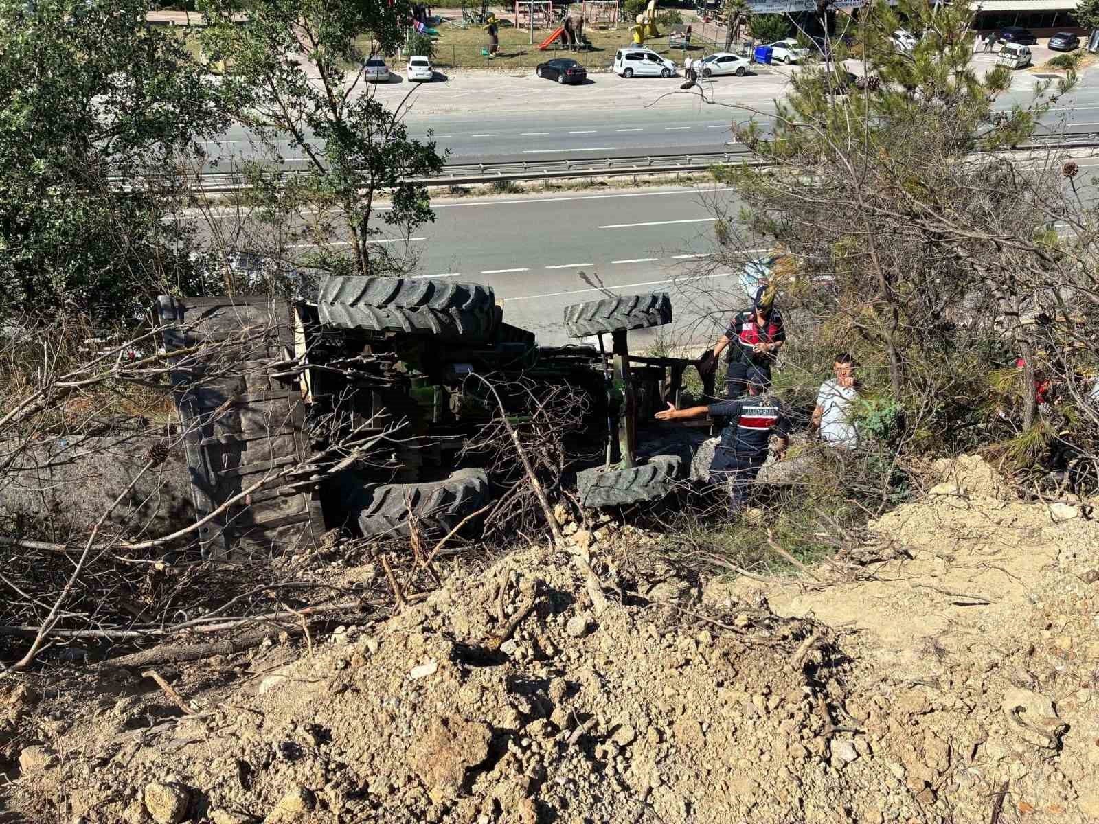 Odun &ccedil;ekerken trakt&ouml;r&uuml;n altında kaldı