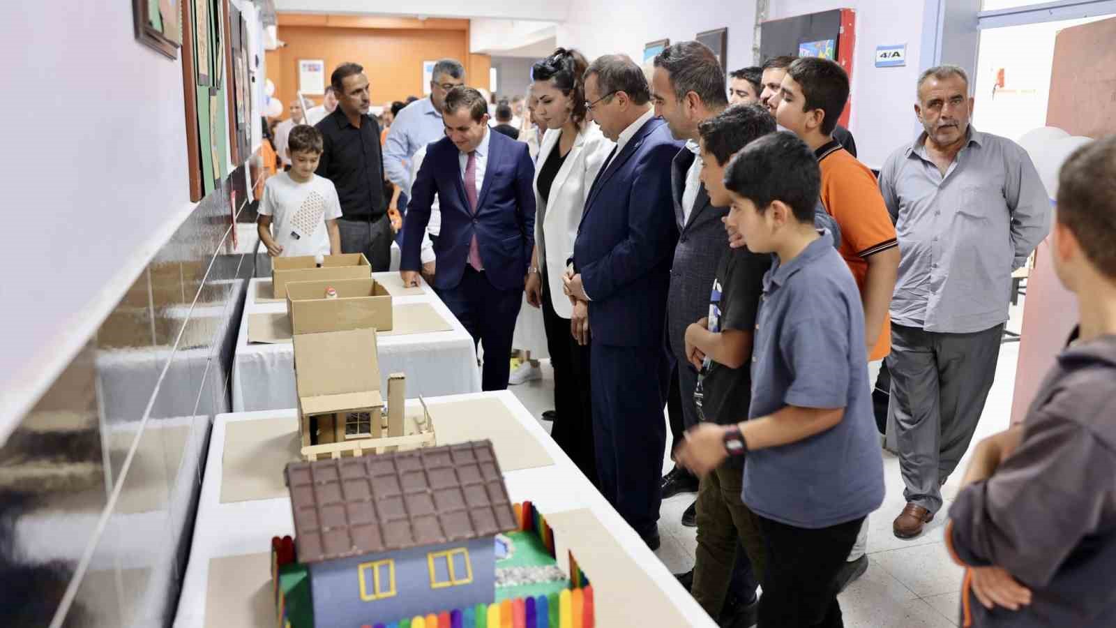 Ak&ccedil;adağ Belediyesi&rsquo;nin desteğiyle yenilenen okul sıraları &ouml;ğrencilere teslim edildi