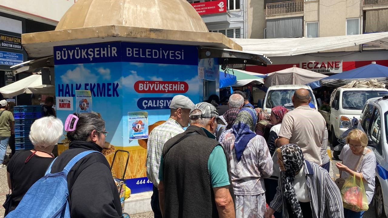 Aydın&rsquo;da bayram &ouml;ncesi Halk Ekmek yoğunluğu