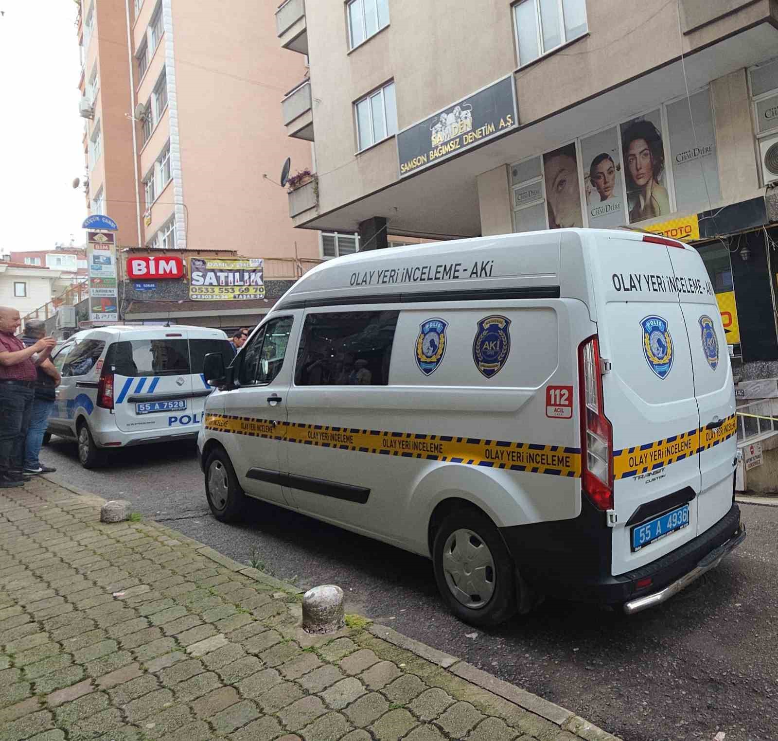 K&ouml;ftecide yangın paniği: Apartman ve esnaf şikayet&ccedil;i oldu