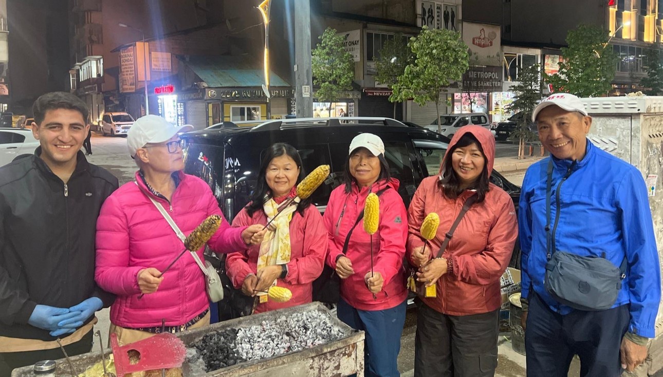 Yüksekova’da Taylandlı turistlere közde mısır ikramı yapıldı