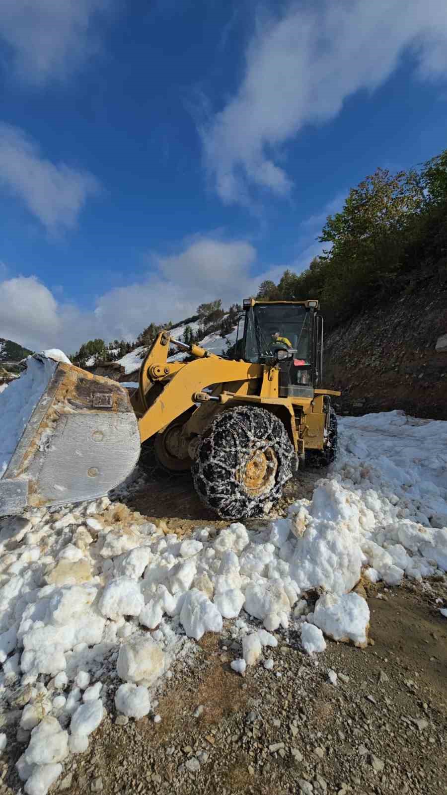 Rize&rsquo;de yayla yollarında Haziran ayında kar temizliği