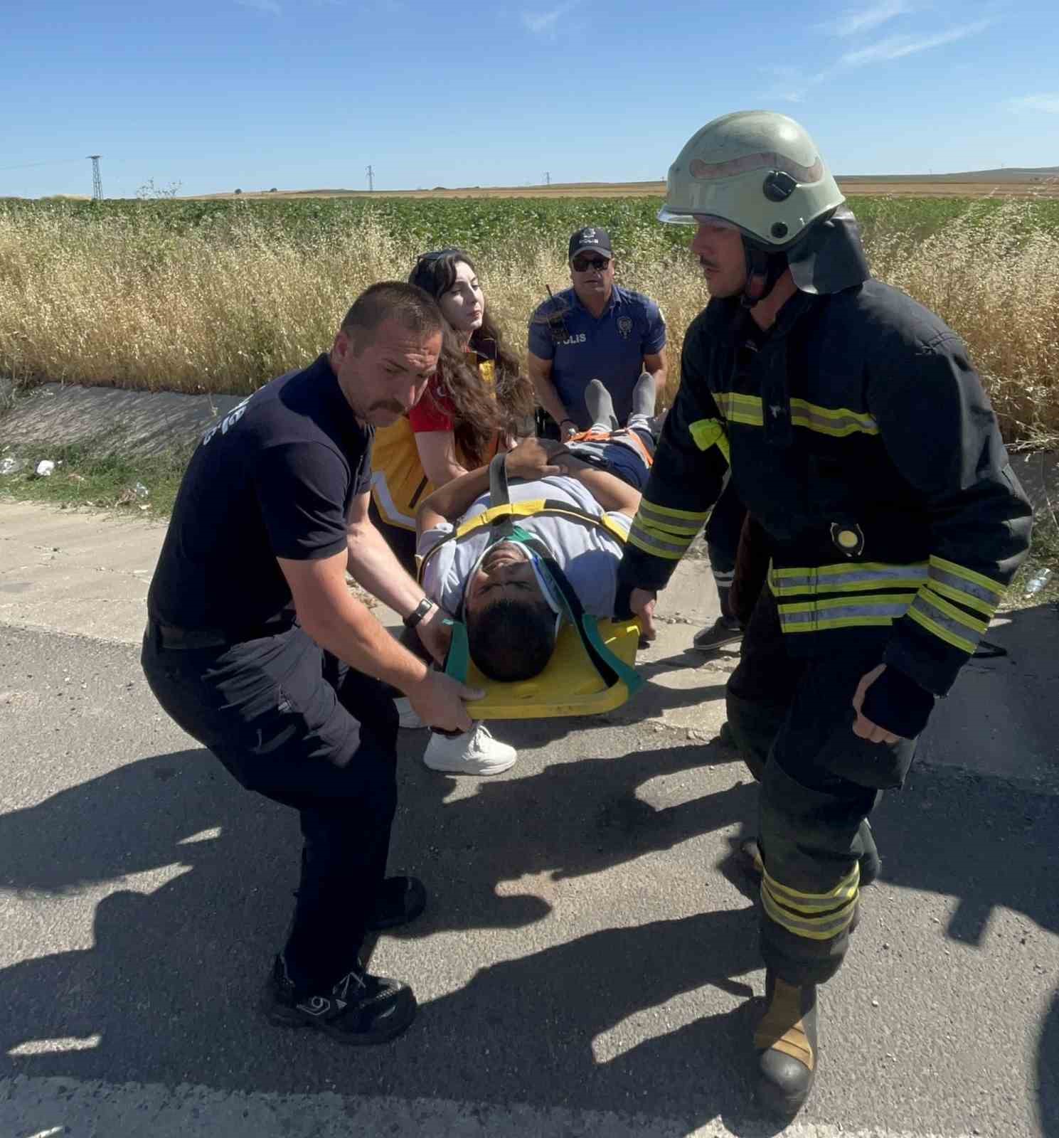 Tekirdağ&rsquo;da moloz y&uuml;kl&uuml; kamyon devrildi
