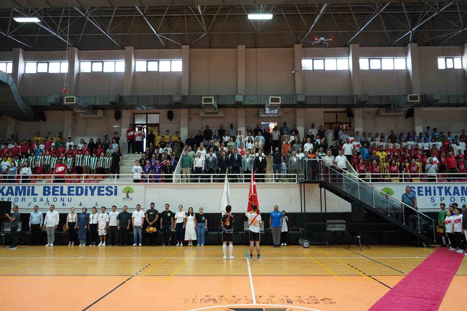 Şehitkamil&rsquo;de 2. k&uuml;me sportif m&uuml;sabakaları coşkusu &ouml;d&uuml;l t&ouml;reniyle ta&ccedil;landı