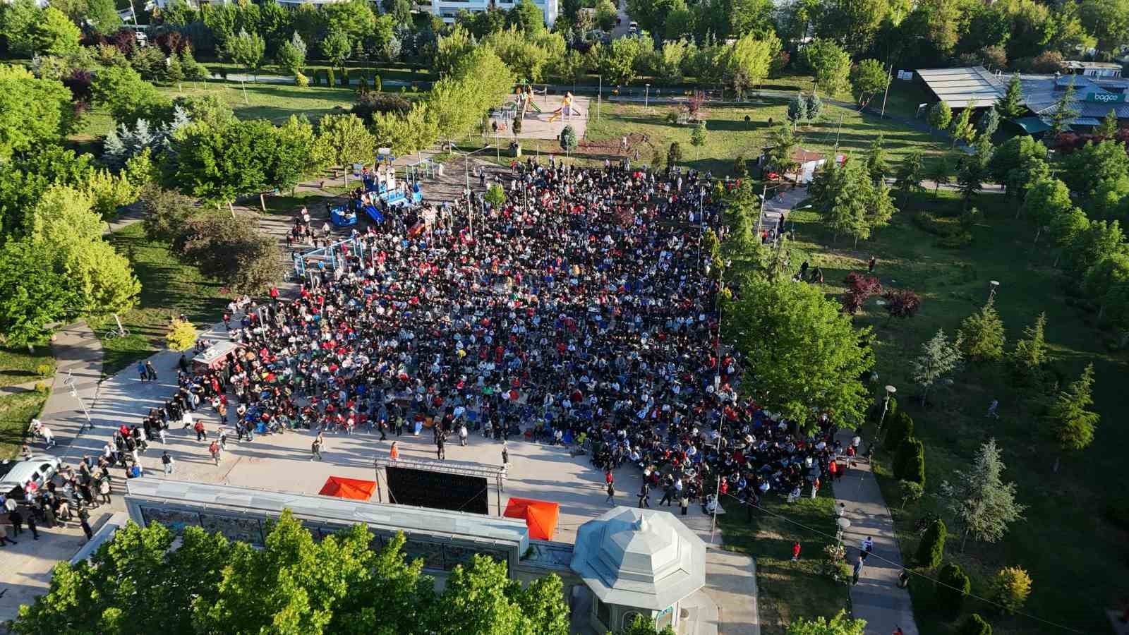 Eskişehirliler 24 yıl sonra millilerin D&uuml;nya Kupası coşkusunu sabahın erken saatlerinde yaşadı