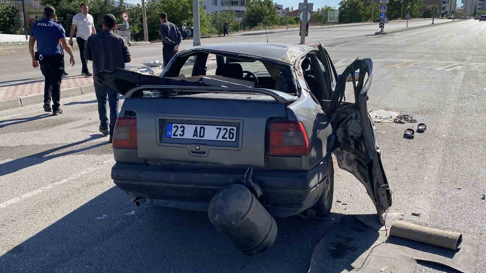 Elazığ&rsquo;da otomobil, aydınlatma direğine &ccedil;arptı: 1&rsquo;i ağır 3 yaralı