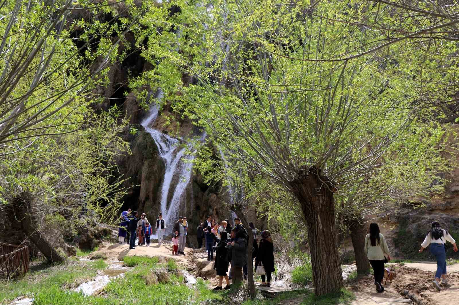 Girlevik Şelalesi bayramda ziyaret&ccedil;i akınına uğradı