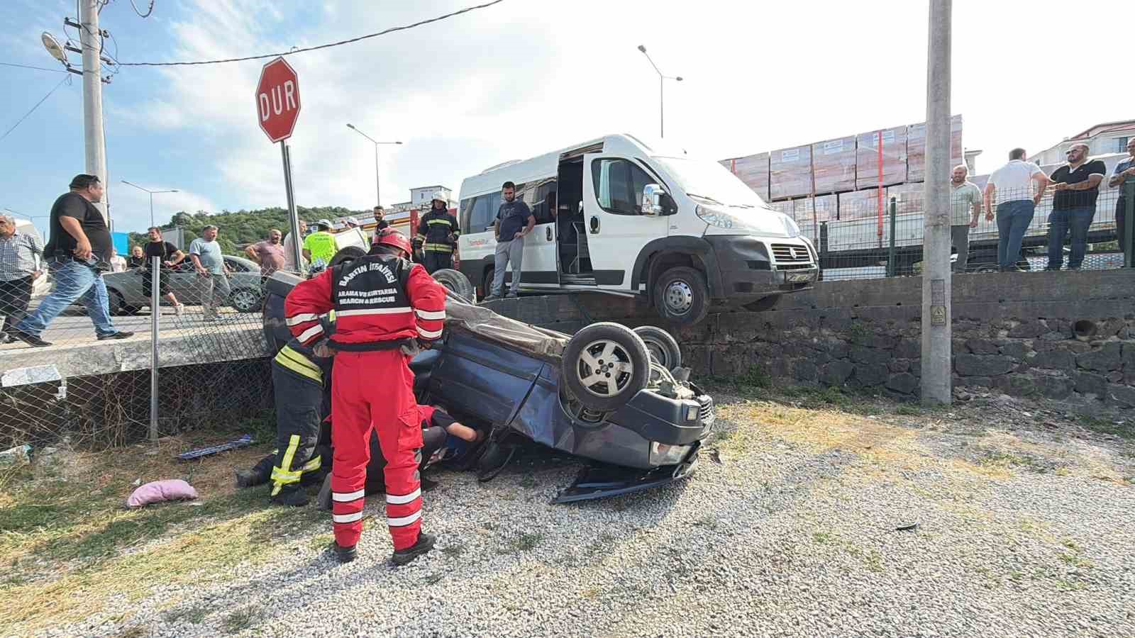 İş&ccedil;i servisiyle &ccedil;arpışan otomobil bah&ccedil;eye u&ccedil;tu: 3 yaralı