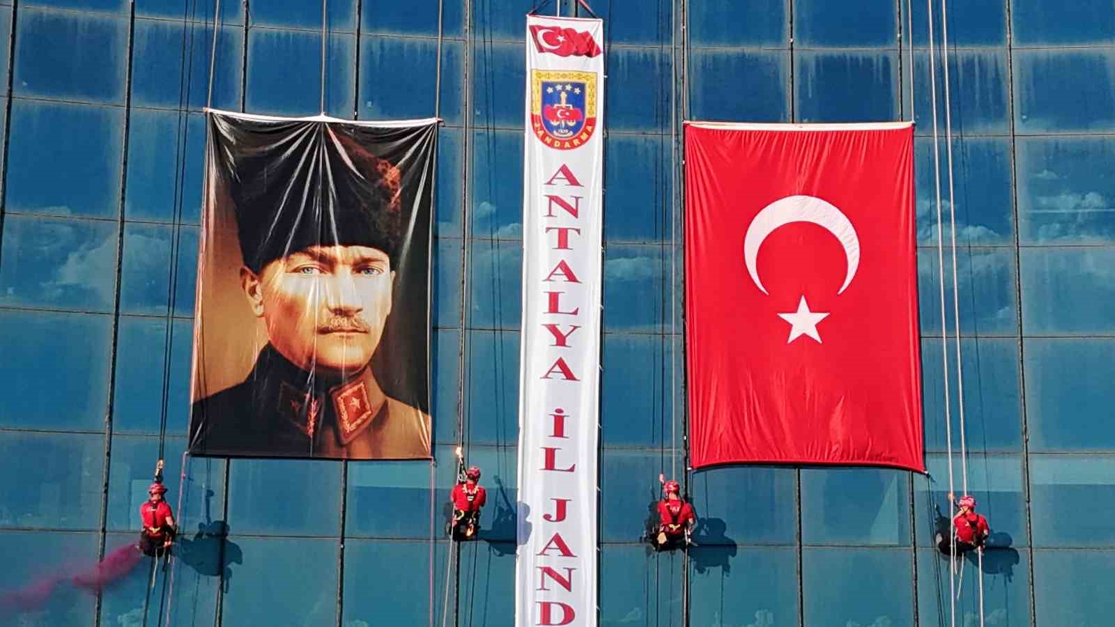 Antalya&rsquo;da JAK timi, halatla sarktıkları 64 metre y&uuml;kseklikte T&uuml;rk bayrağı a&ccedil;tı