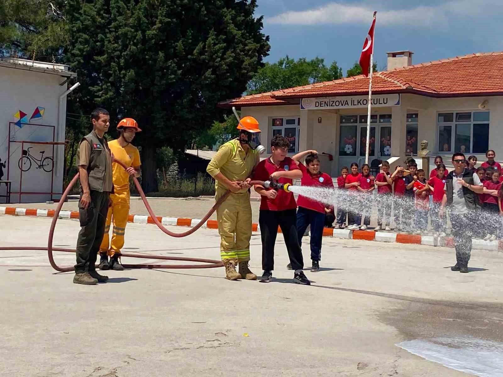 Muğla&rsquo;da &ouml;ğrencilere orman yangını tatbikatı yapıldı