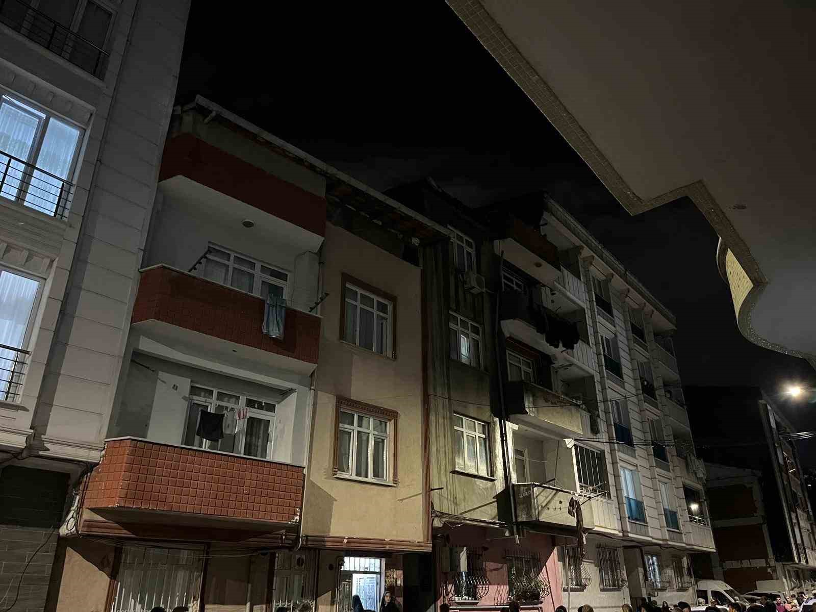 Esenyurt&rsquo;ta 3 katlı binanın &ccedil;atısı alev alev yandı