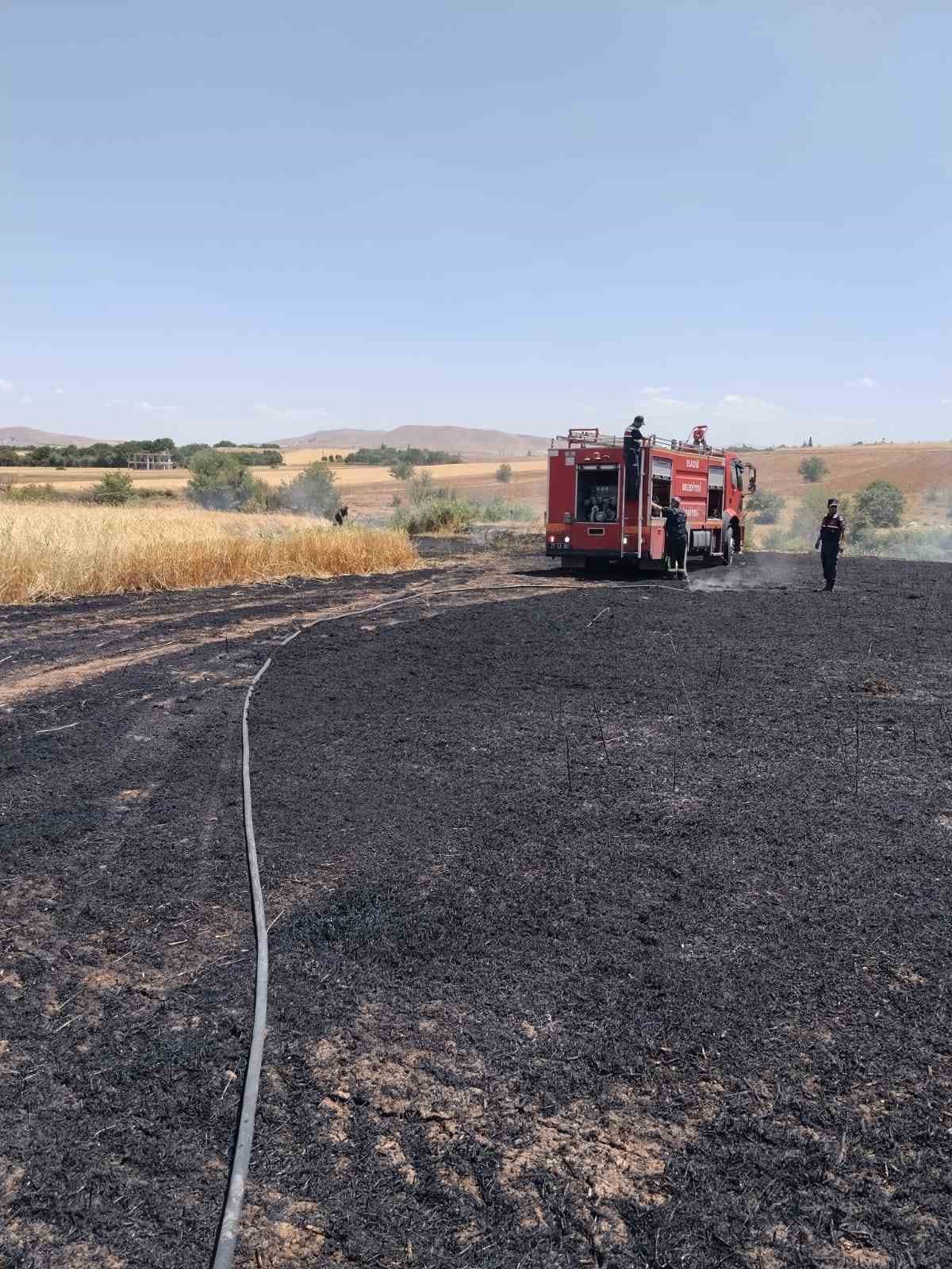 Elazığ&rsquo;da arazi yangını ekiplerin m&uuml;dahalesi s&uuml;r&uuml;yor