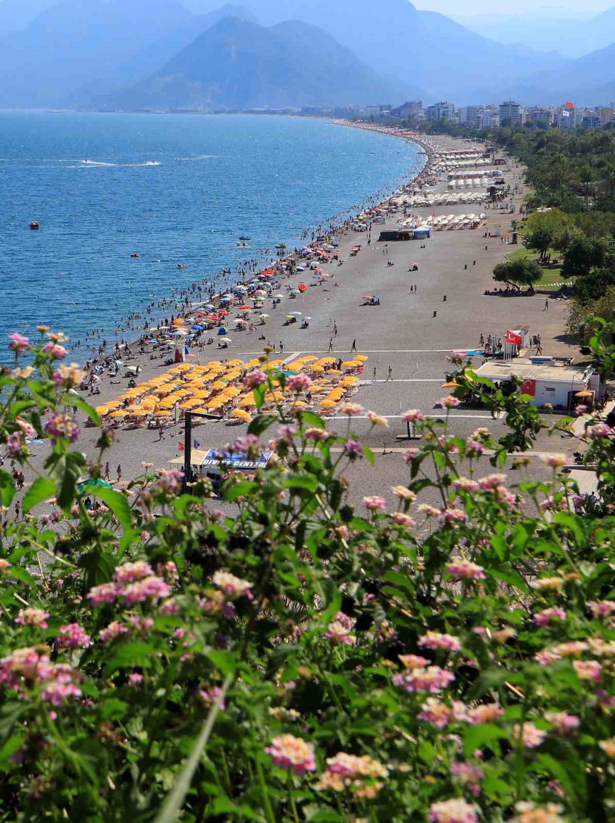 Antalya&rsquo;da termometreler 41 dereceyi g&ouml;sterdi, hissedilen sıcaklık bunalttı