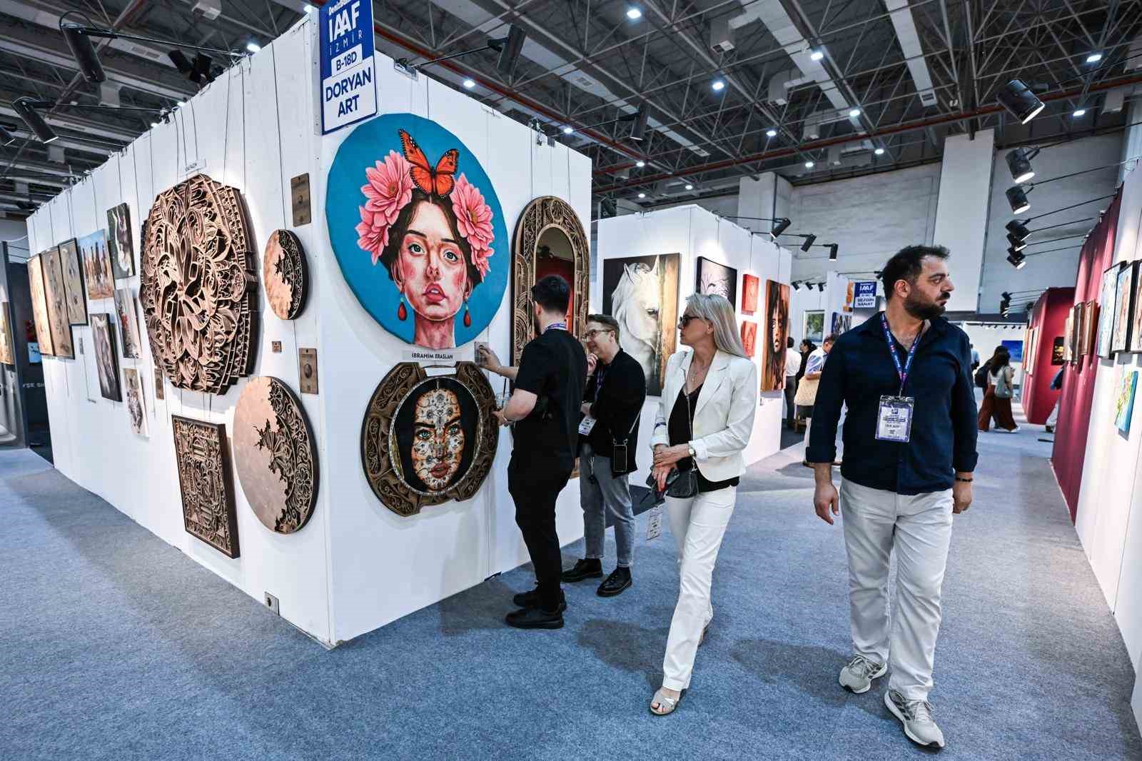 İzmir&rsquo;de sanat buluşması başladı: 120 galeri, bin 600 sanat&ccedil;ı aynı &ccedil;atı altında