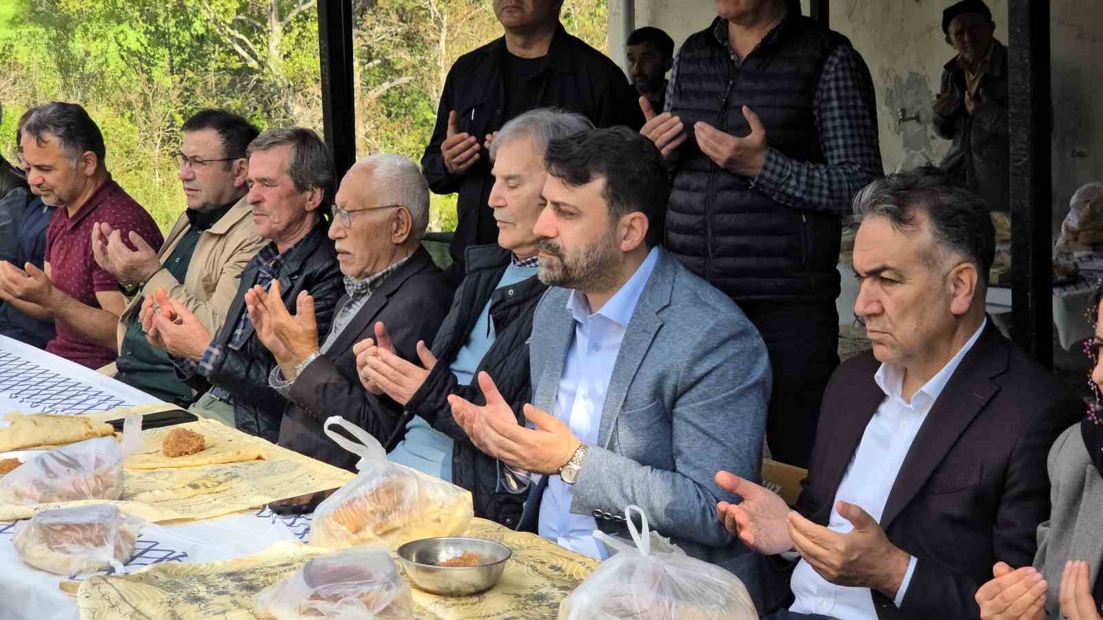 Y&uuml;zlerce yıllık bayram geleneği "ziyrat" Ekincik k&ouml;y&uuml;nde yaşatılıyor