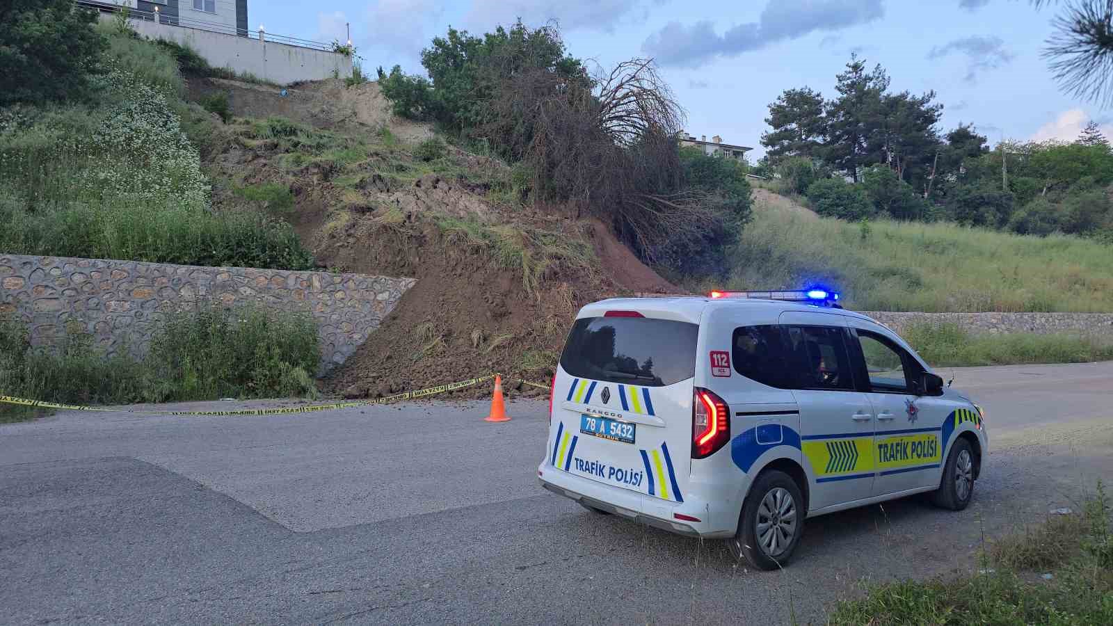 Karab&uuml;k&rsquo;te heyelan tehlikesi: Toprak k&uuml;tlesi yola indi