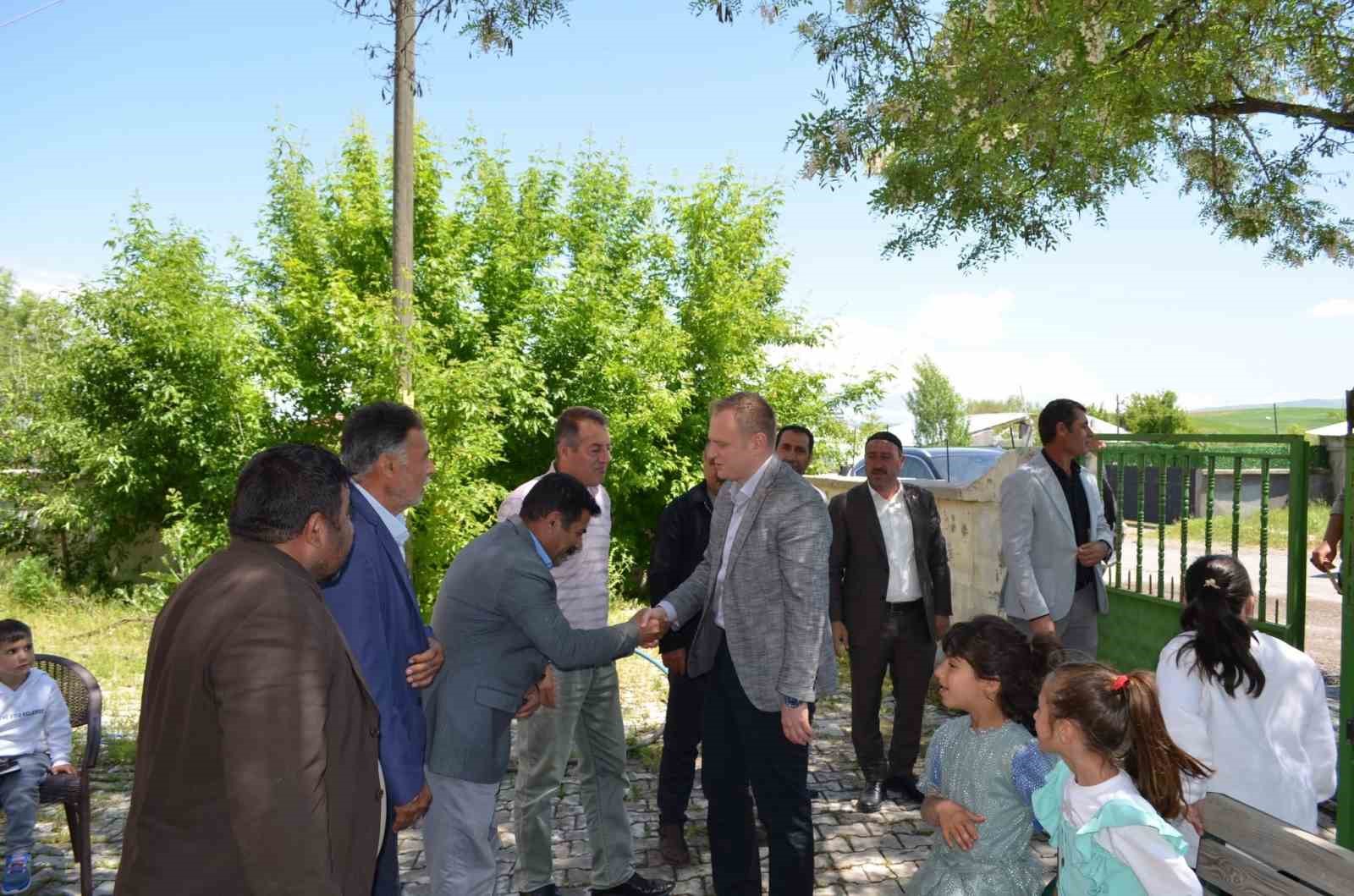Kaymakam Koşansu k&ouml;y k&ouml;y gezerek vatandaşların talebini dinliyor