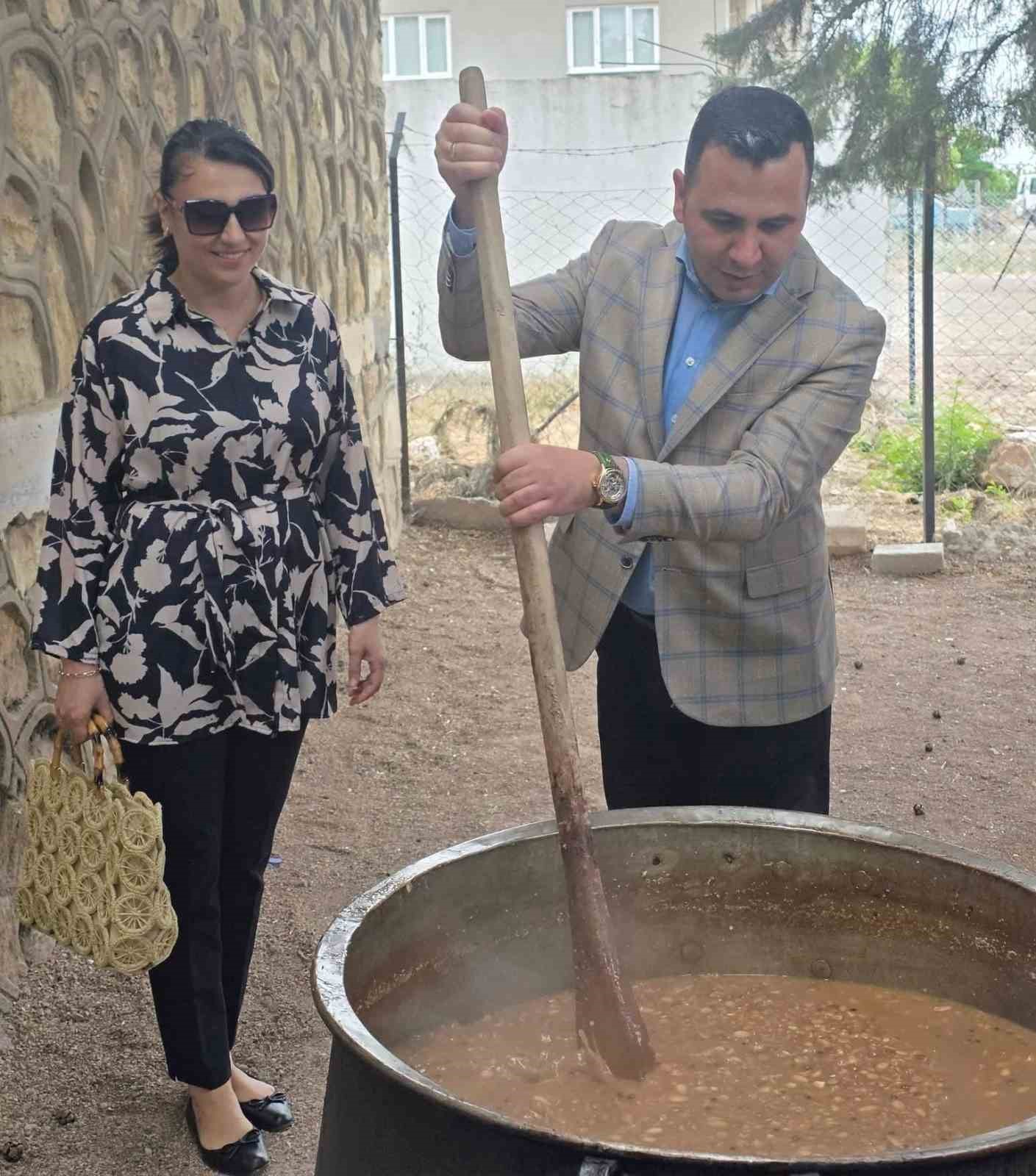 Kaymakam Algın, Karaburun&rsquo;da aşure etkinliğine katıldı