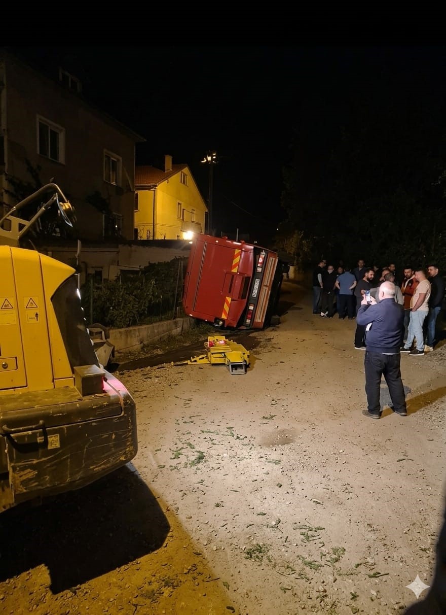 Giresun&rsquo;da yaş &ccedil;ay y&uuml;kl&uuml; kamyon devrildi