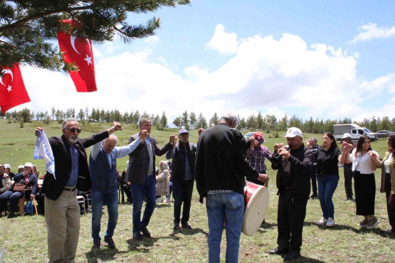 5 k&ouml;y aynı kaynaktan su i&ccedil;ecek