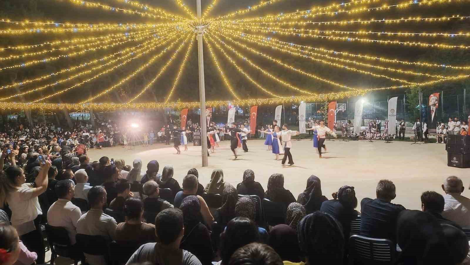 20. Uluslararası Halk Dansları Festivali&rsquo;nde coşku s&uuml;r&uuml;yor