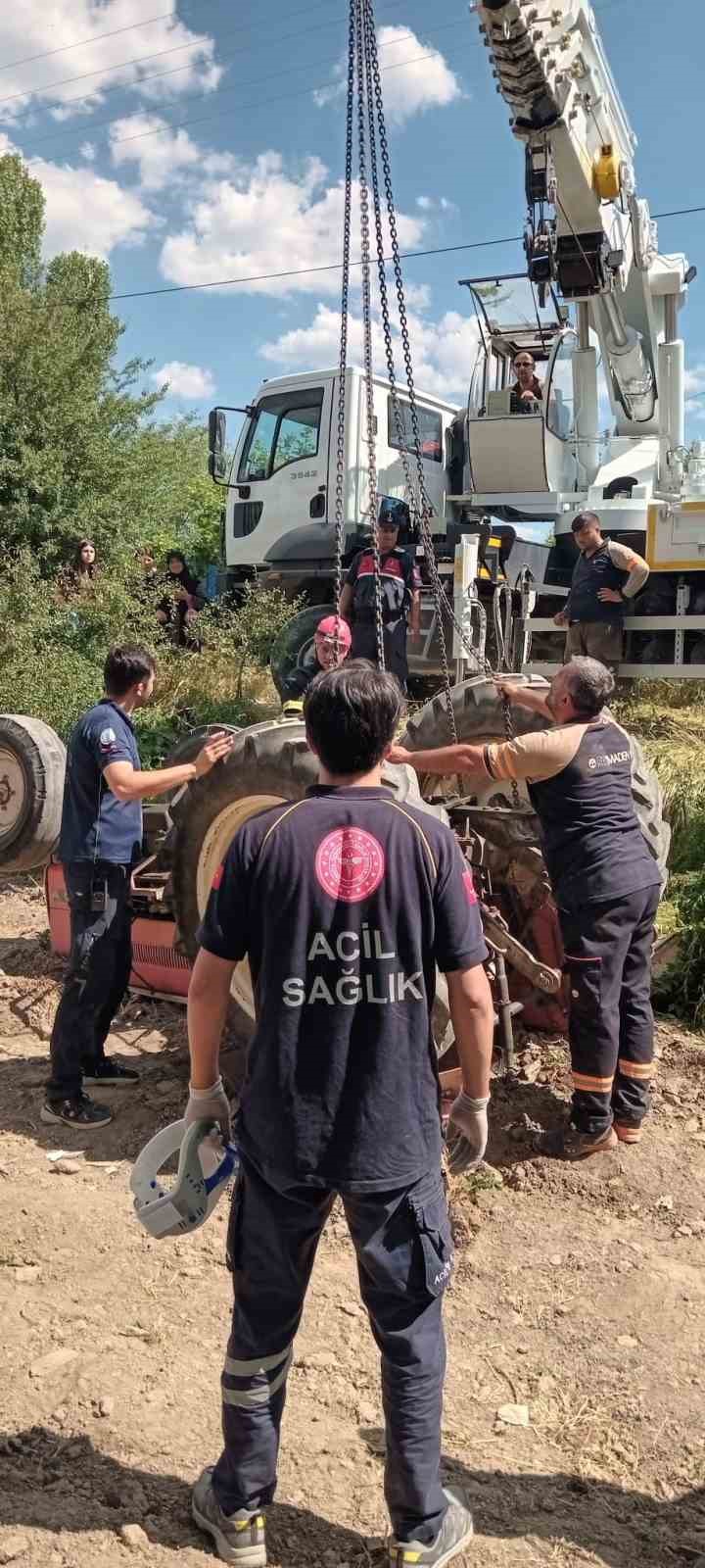 Seyitgazi&rsquo;de yaşlı adam ters d&ouml;nen trakt&ouml;r&uuml;n altında kaldı
