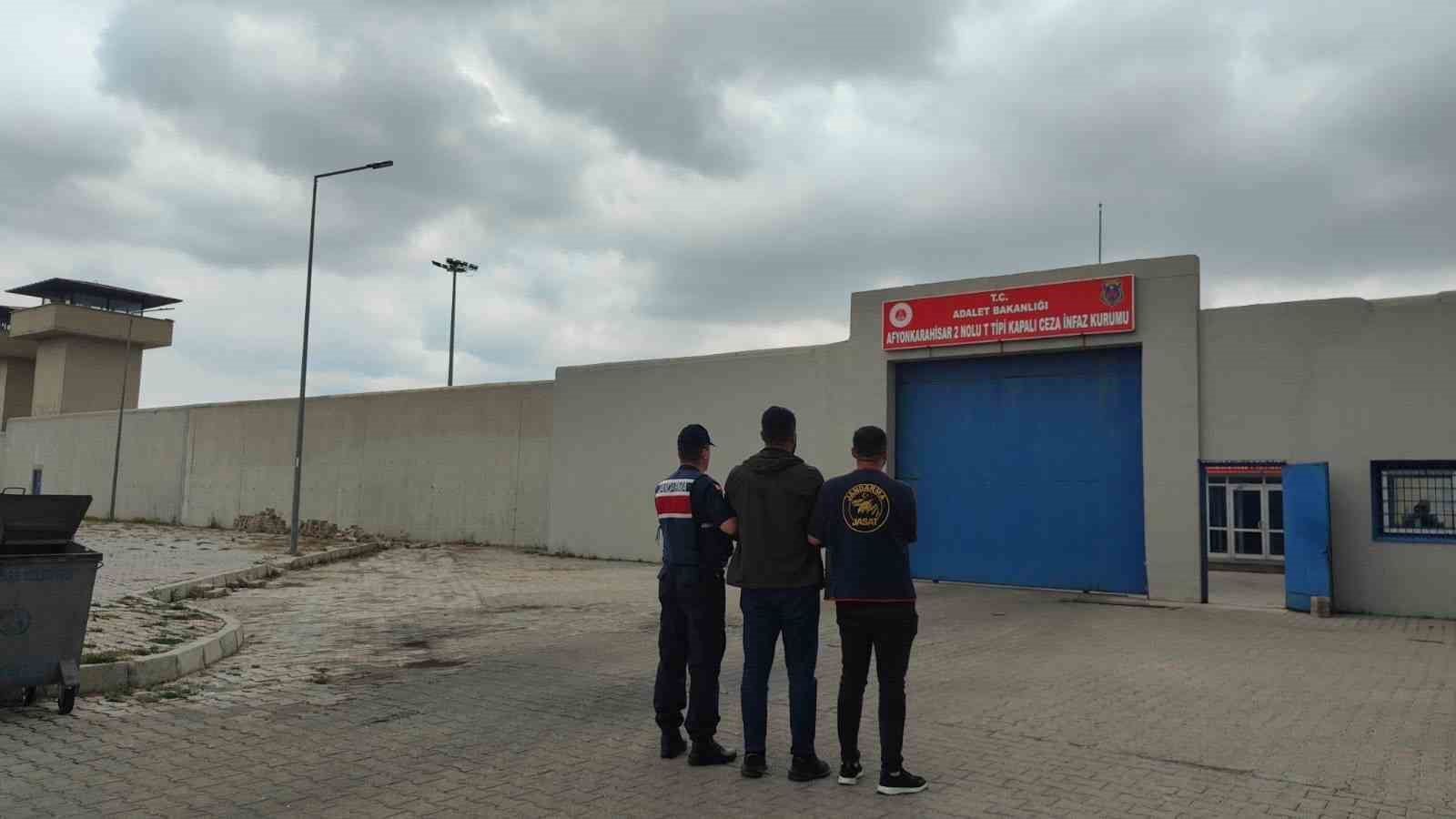 Jandarma &ccedil;eşitli su&ccedil;lardan aranan 40 kişiyi yakaladı