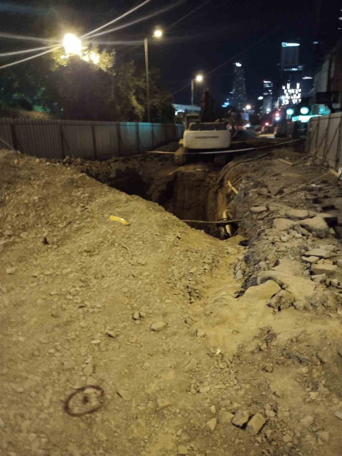 Ataşehir&rsquo;de kontrolden &ccedil;ıkan taksi &ccedil;ukura girdi