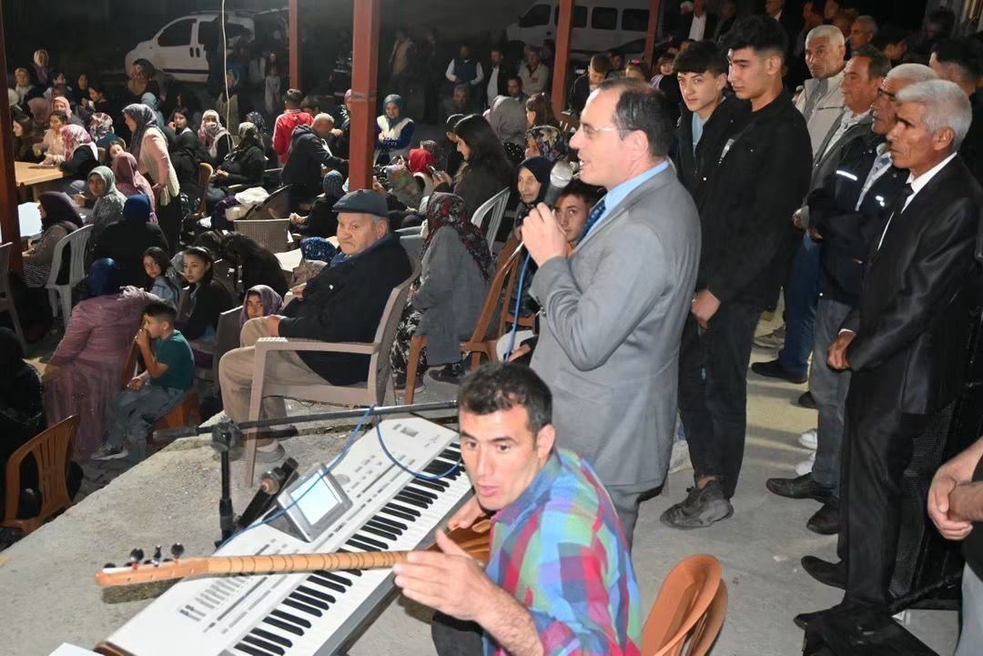 Kaymakam T&uuml;rker, piste &ccedil;ıkıp yeni evlenen &ccedil;iftin mutluluğuna ortak oldu