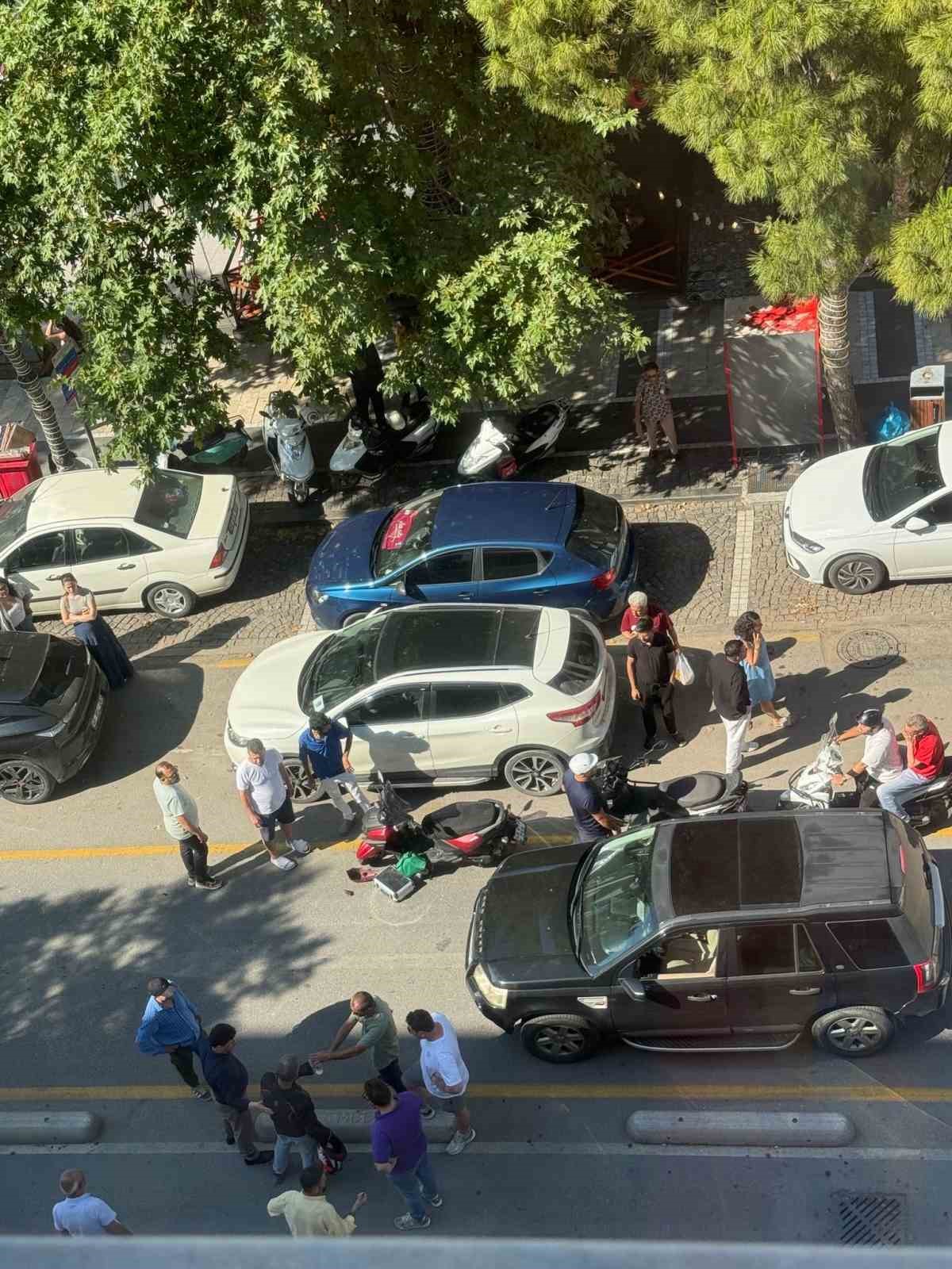 CHP Muğla İl Başkanı Kızıl aracından inerken kapıya &ccedil;arpan motosikletli yaralandı