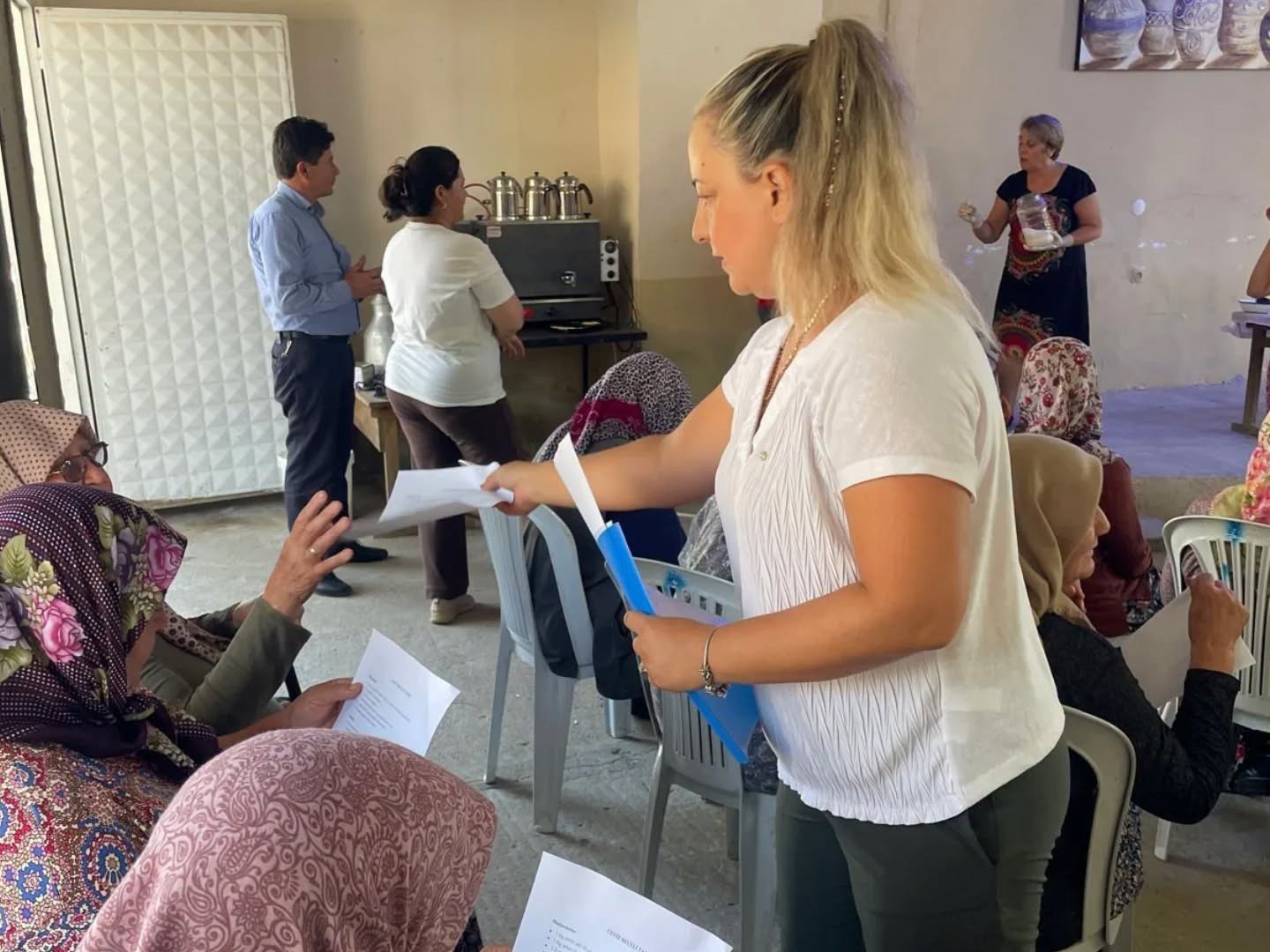 Salihli&rsquo;nin tarihi k&ouml;y&uuml;ndeki kadınlar ceviz re&ccedil;eli yapımını &ouml;ğrendi