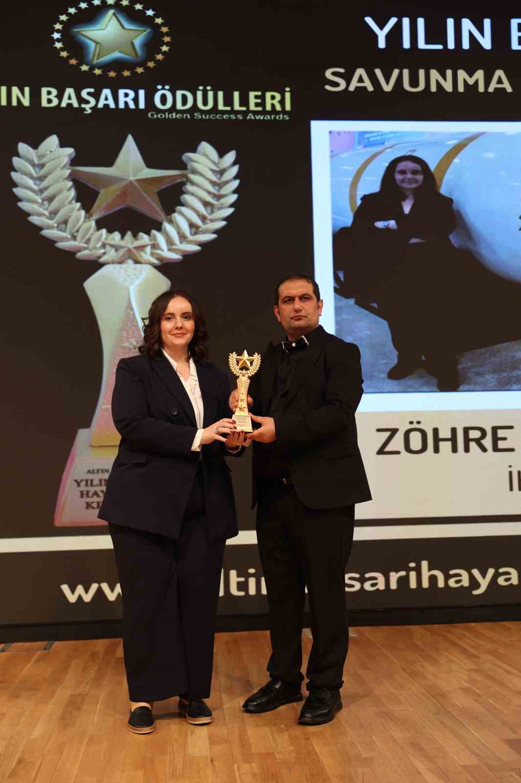 muhabiri Z&ouml;hre Alag&ouml;z&rsquo;e "Yılın En İyi Savunma Muhabiri" &ouml;d&uuml;l&uuml; verildi