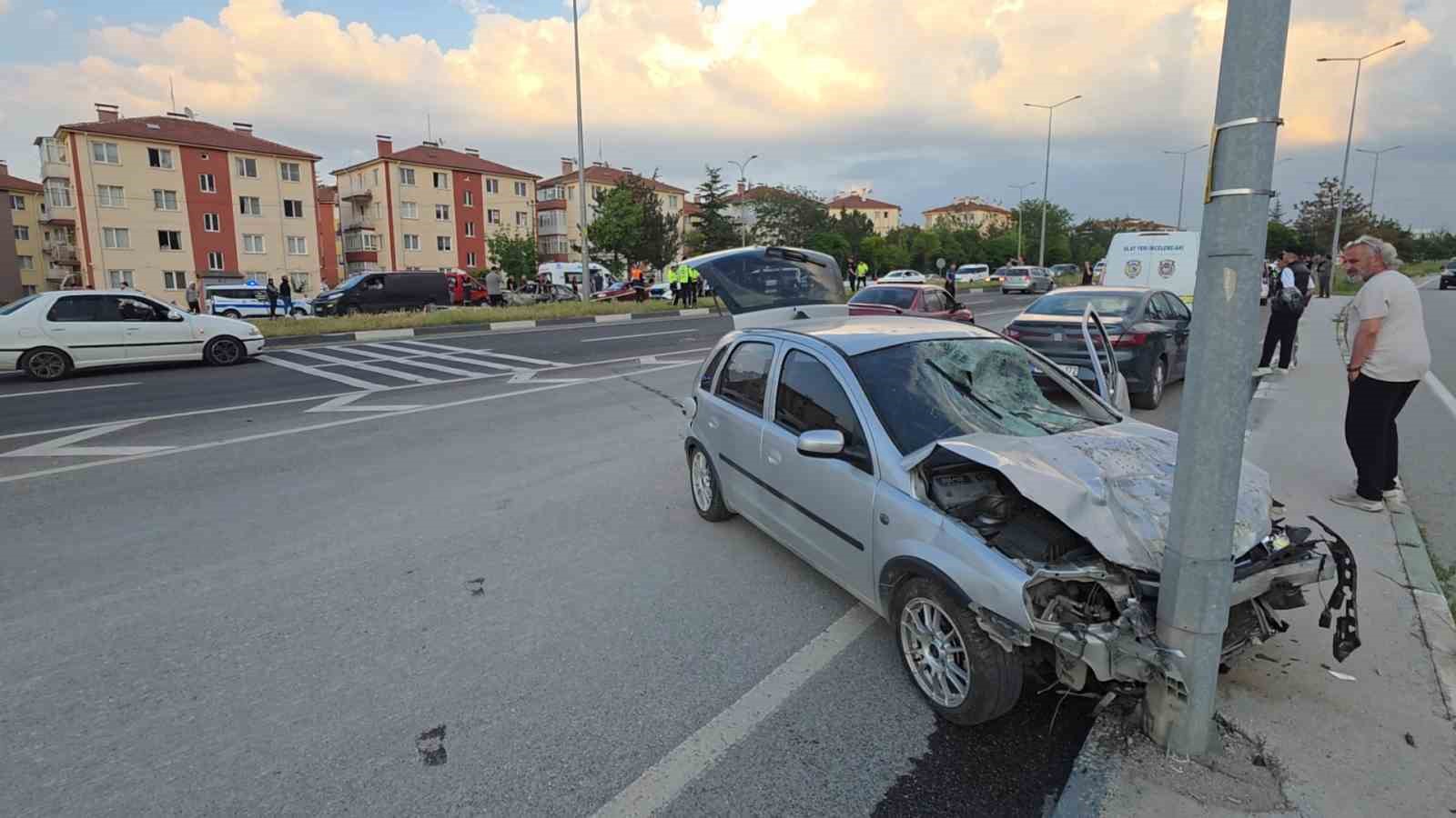 K&uuml;tahya&rsquo;da feci kaza: 1 &ouml;l&uuml;, 2 yaralı