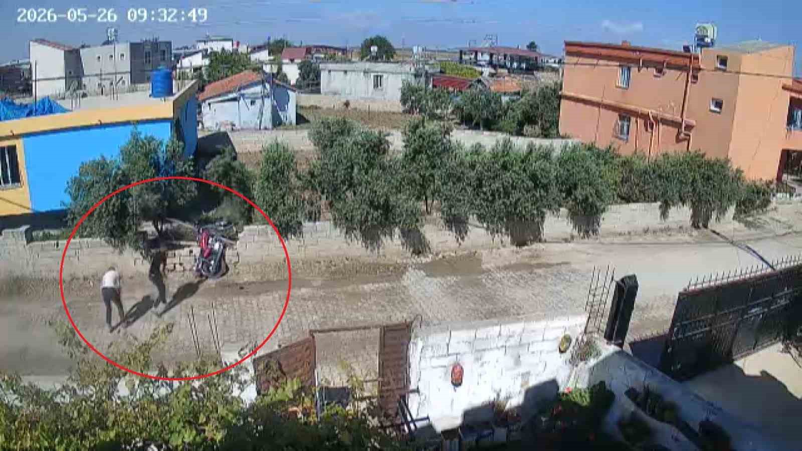 Hatay&rsquo;da motosikletle tek teker yapan gen&ccedil;lerin duvara &ccedil;arptığı anlar kamerada