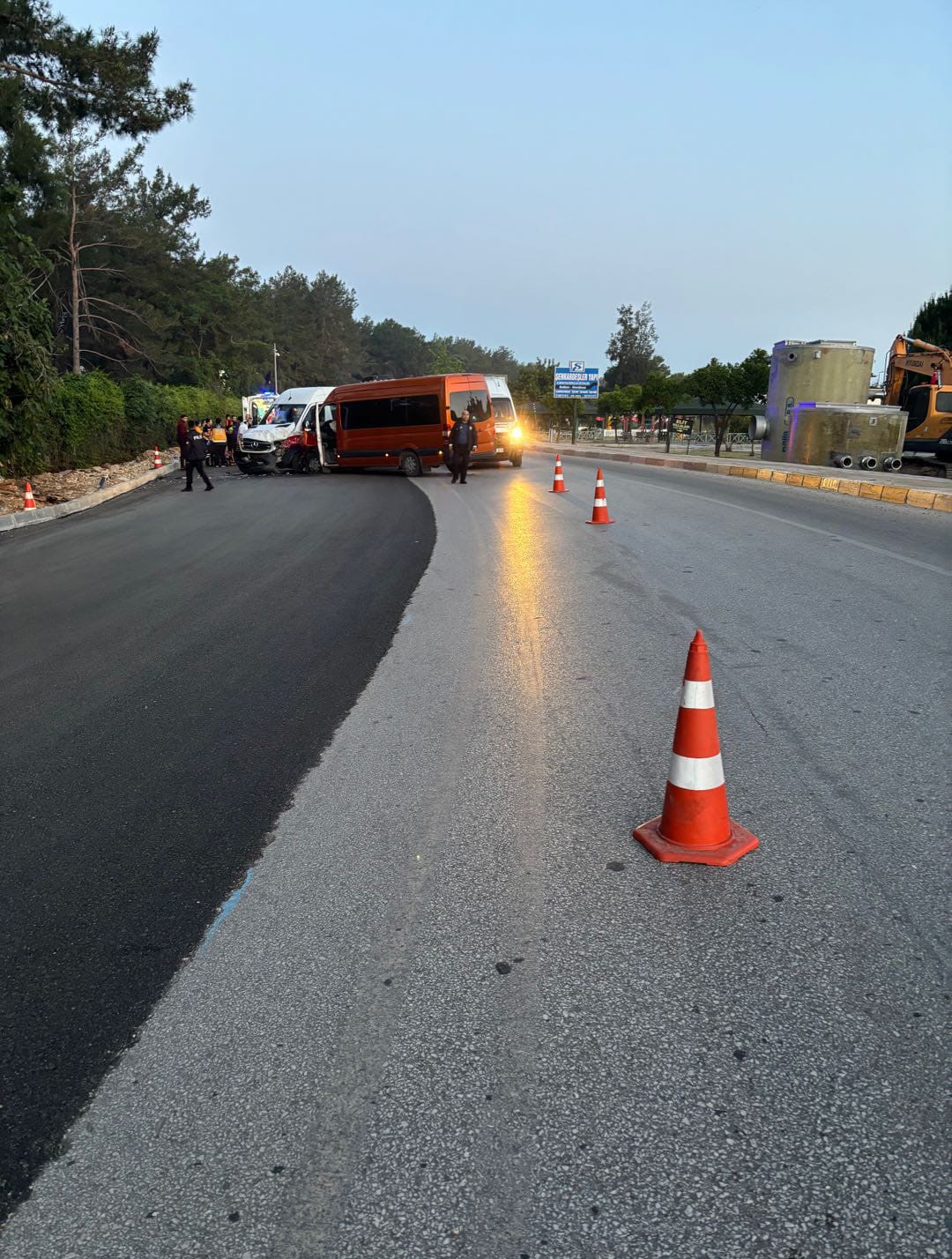 Antalya&rsquo;da tur minib&uuml;sleri &ccedil;arpıştı, 13 turist yaralandı