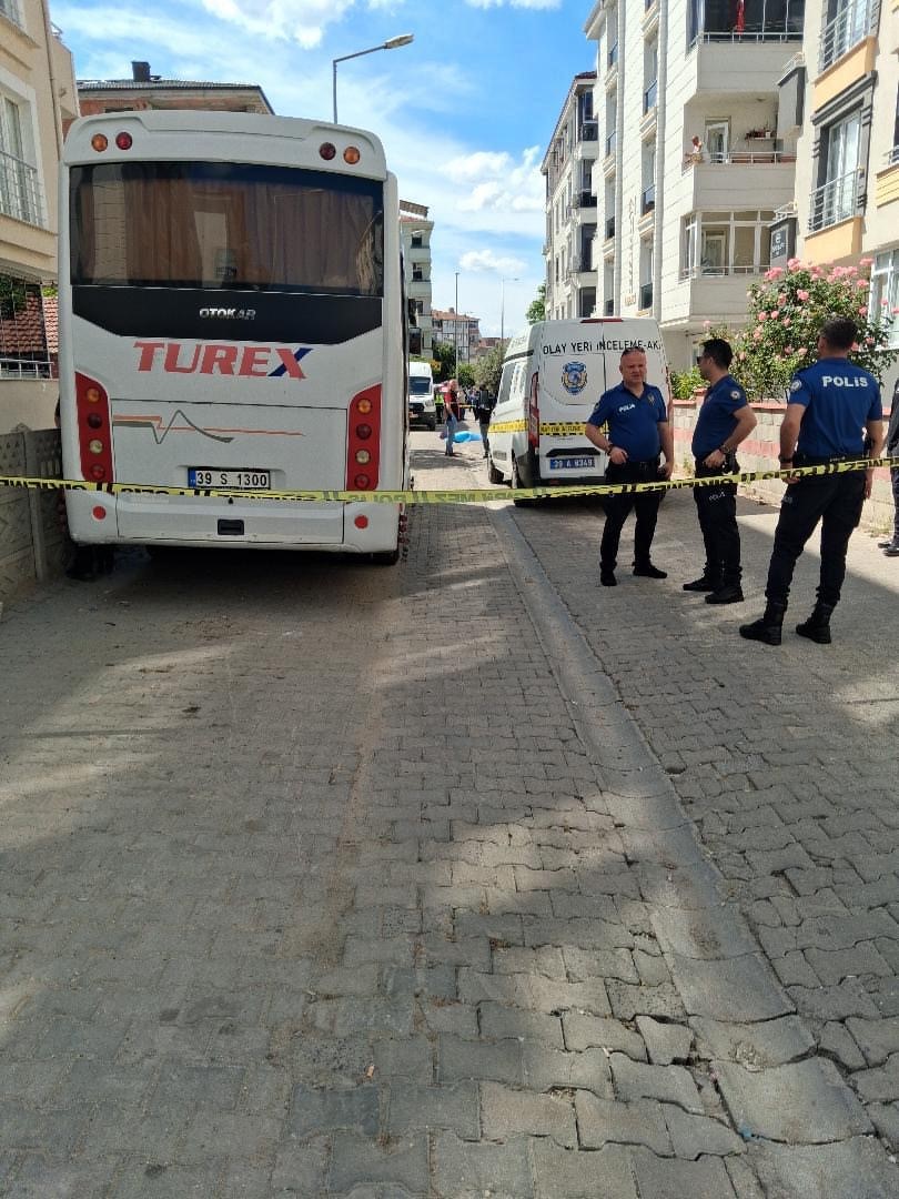 L&uuml;leburgaz&rsquo;da servis aracının &ccedil;arptığı kadın hayatını kaybetti
