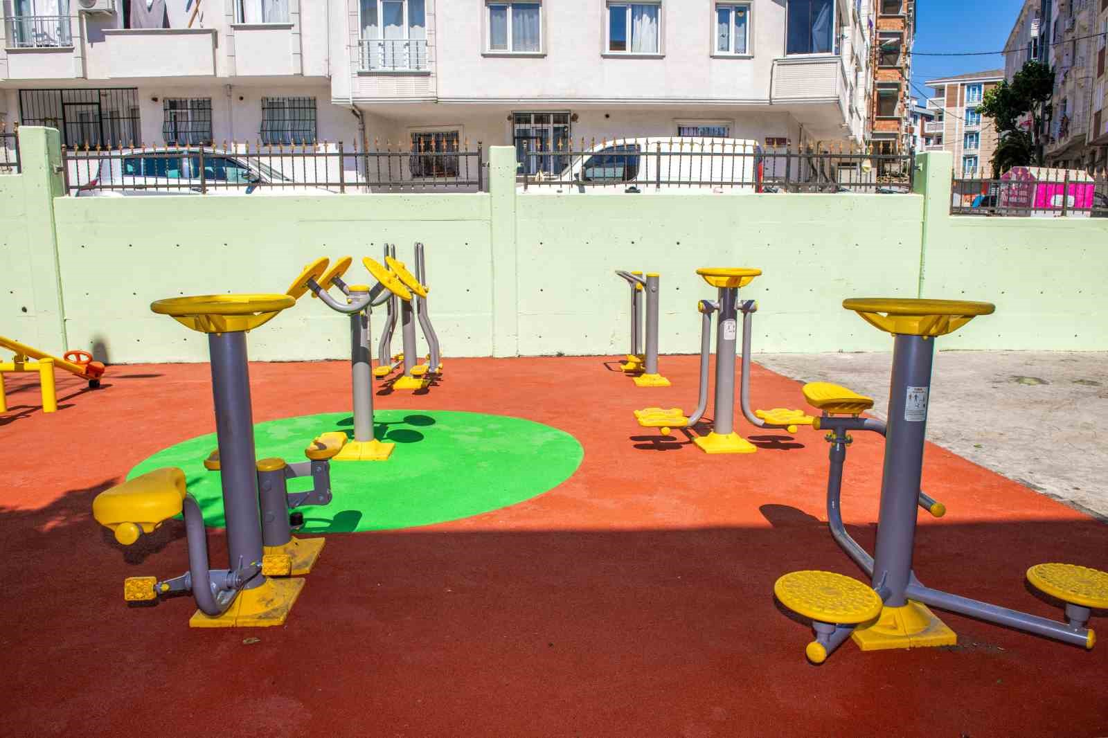 Esenyurt&rsquo;ta parklar yenileniyor, &ccedil;ocuklar g&uuml;venle oynuyor