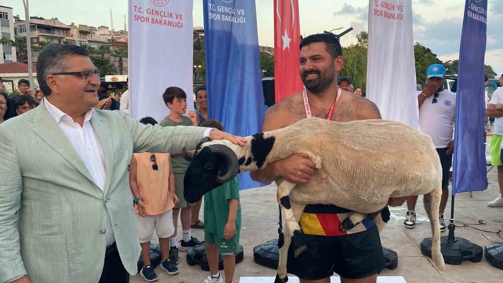 Sinop&rsquo;ta Kabotaj Bayramı coşkusu: Yağlı direğin şampiyonu yine değişmedi